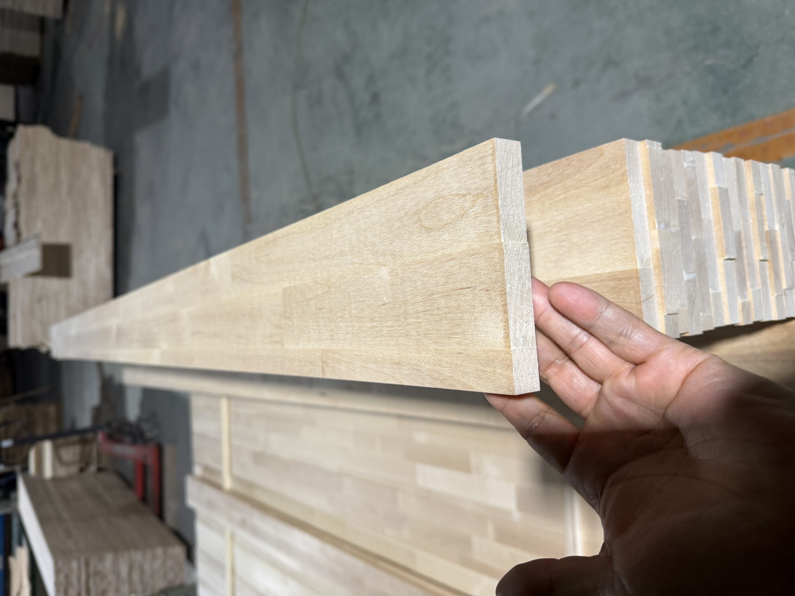 Берёзовый мраморный зубец указывает на различные размеры деревянных плит, которые могут быть изготовлены для отделки мебели