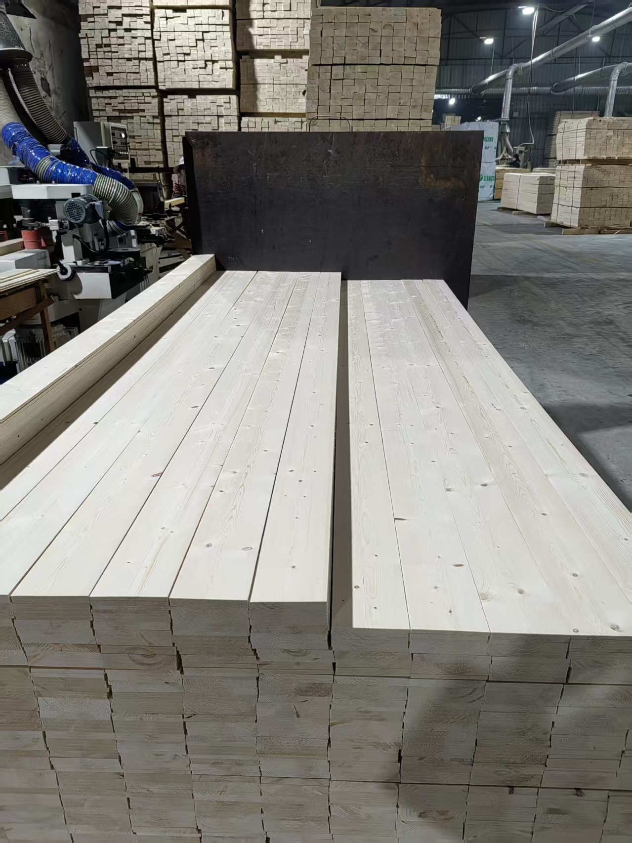 Высококачественные экологичные стеновые панели из ели легко резать, резать, шлифовать и могут использоваться для создания декоративных поверхностей нестандартных форм и других креативных дизайнерских решений.