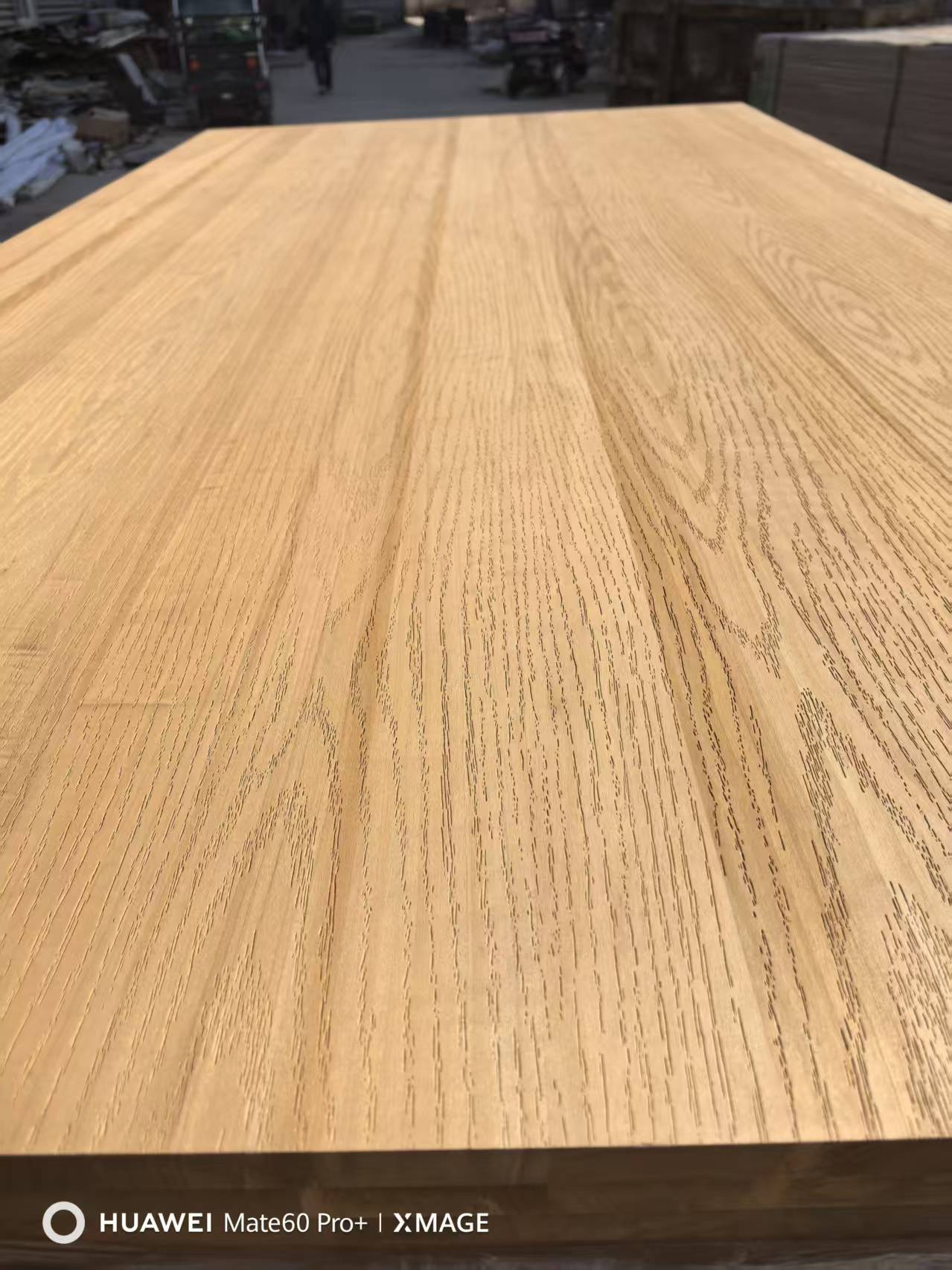 основа из тополя в сочетании с тиснением, износостойкая и устойчивая к царапинам поверхность, легко режется, шлифуется и окрашивается