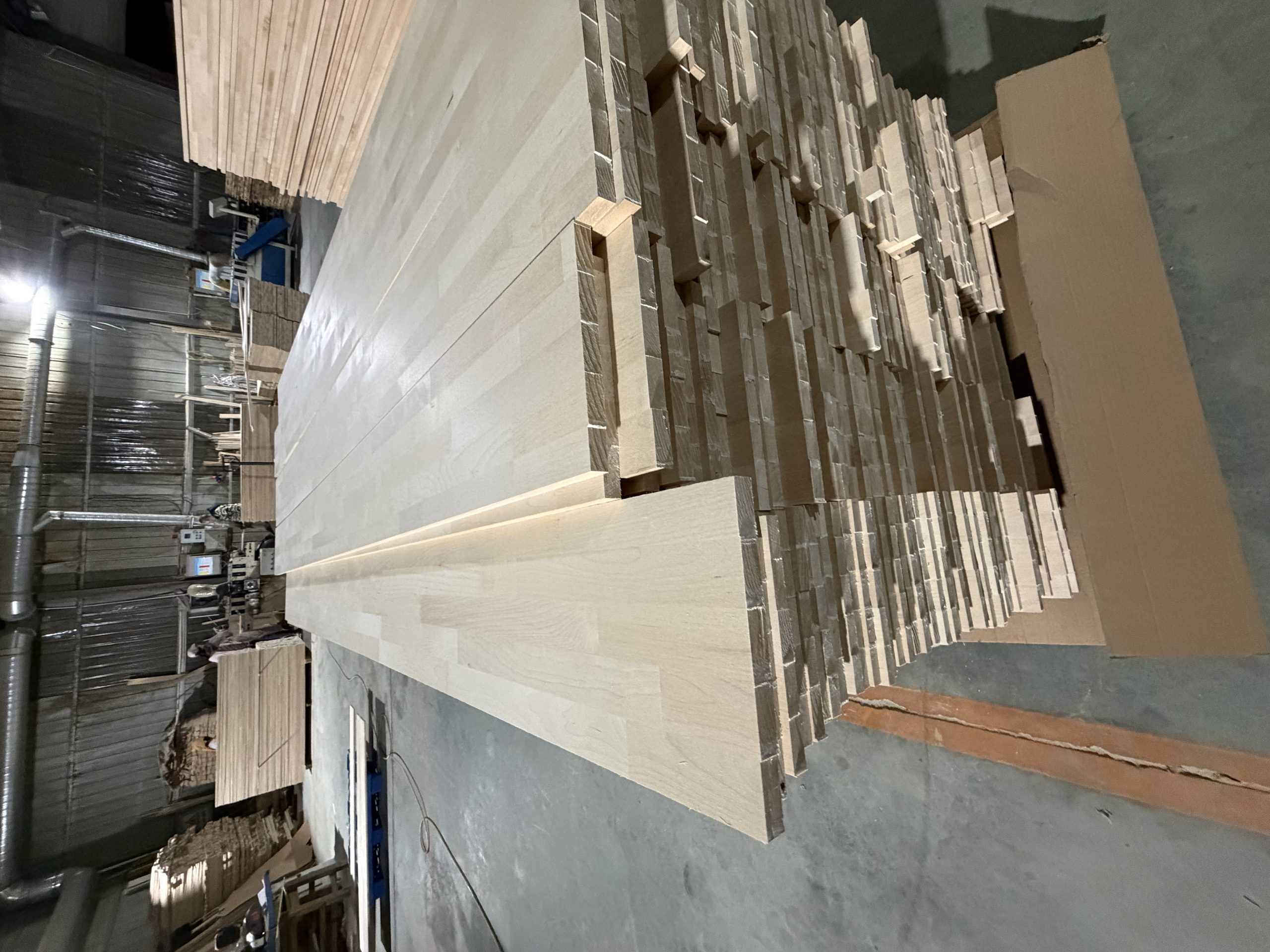 Берёзовый мраморный зубец указывает на различные размеры деревянных плит, которые могут быть изготовлены для отделки мебели