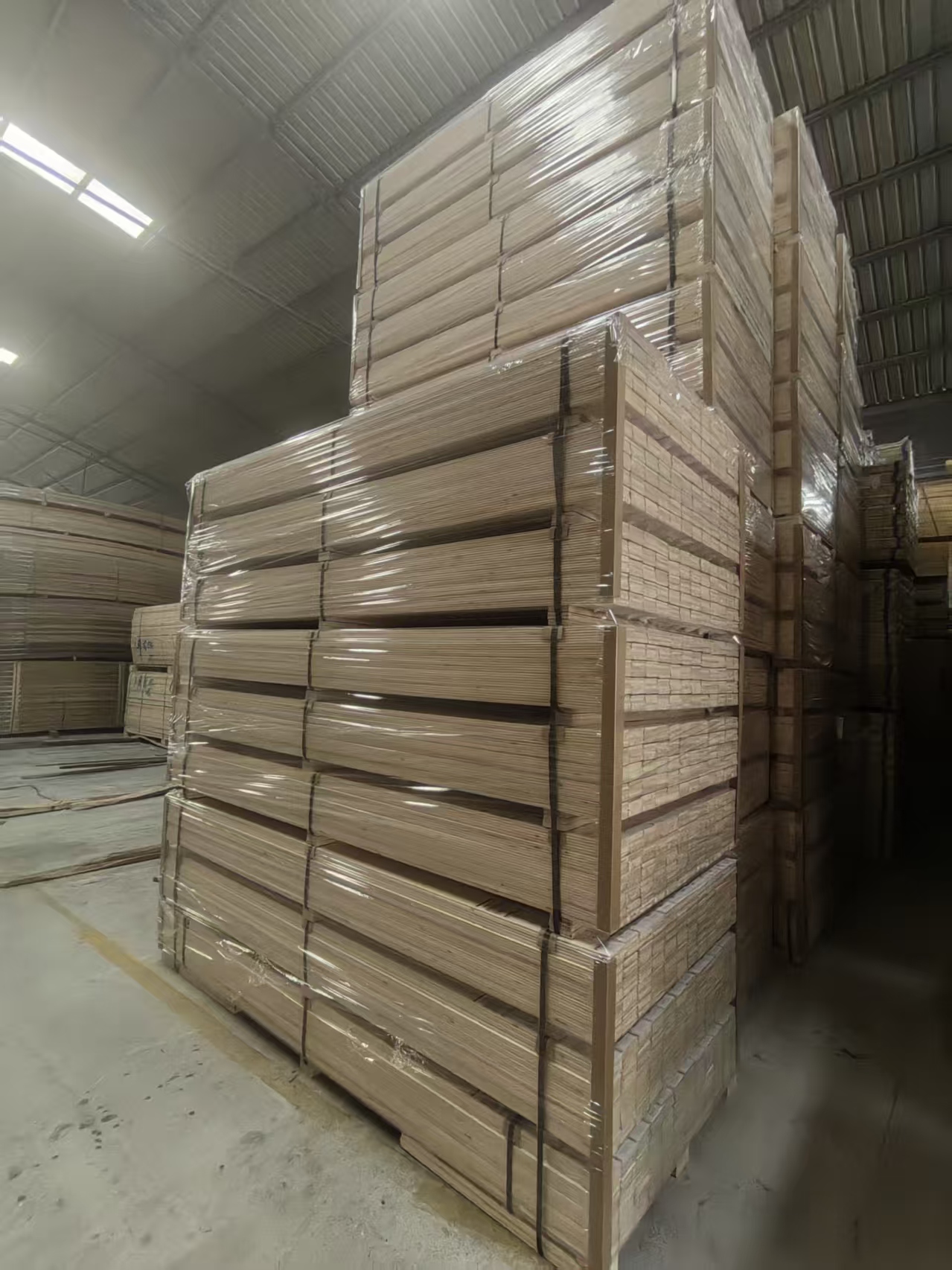 Высококачественные экологичные стеновые панели из ели легко резать, резать, шлифовать и могут использоваться для создания декоративных поверхностей нестандартных форм и других креативных дизайнерских решений.