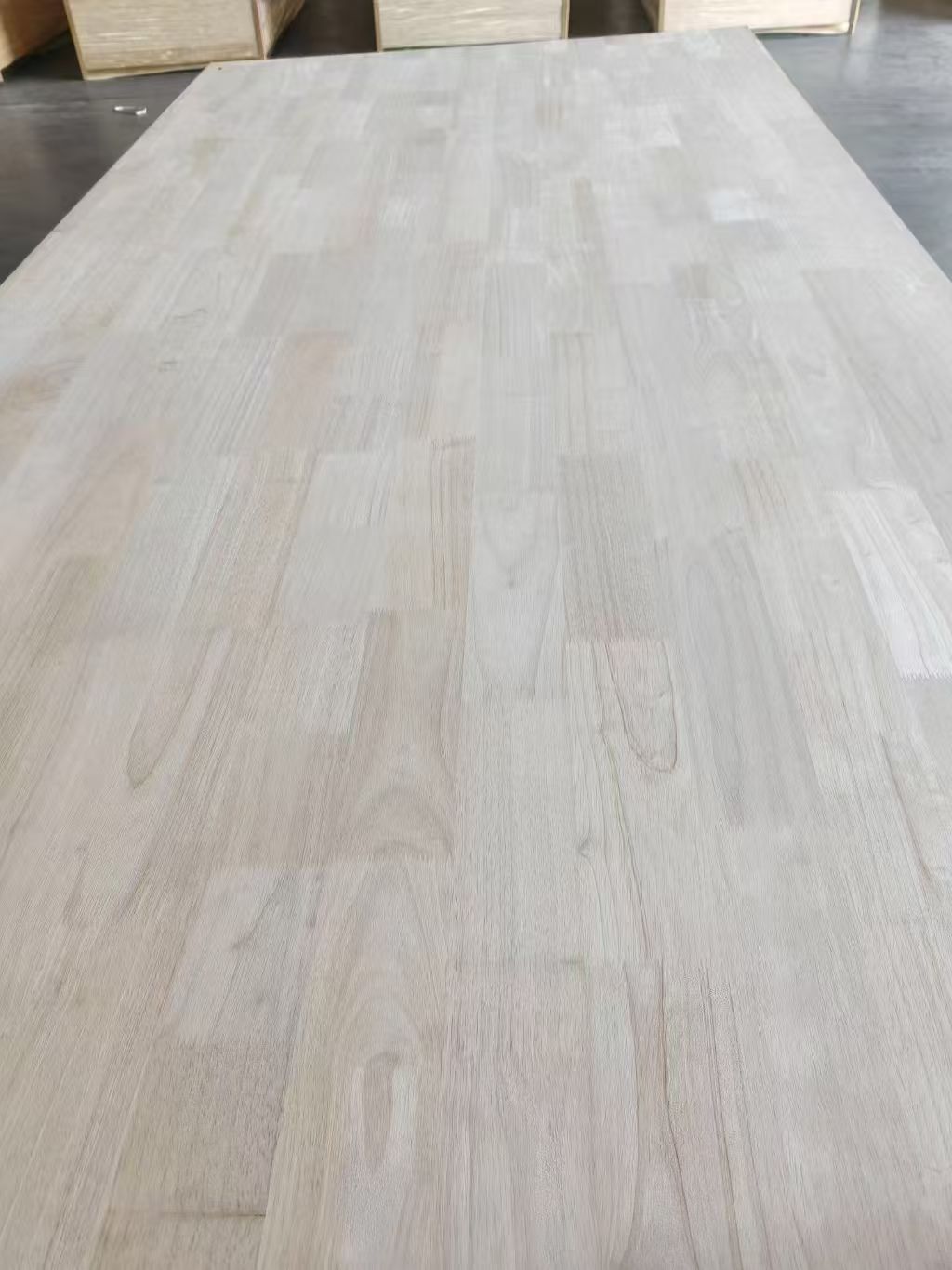 применяется технология пазловой сборки + обработка шинного дерева дезодорацией и сушкой