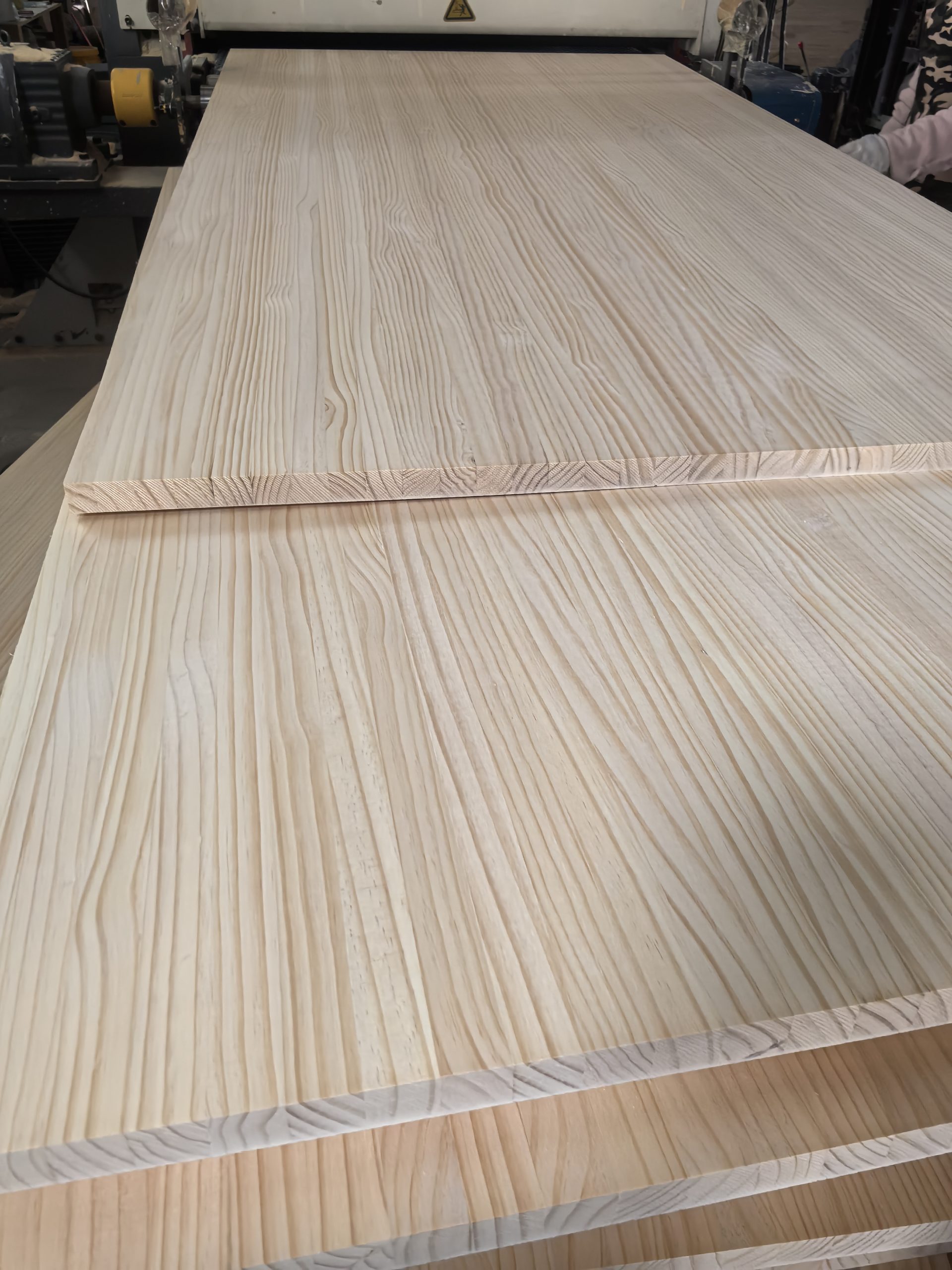 В продаже сосновая прямая доска