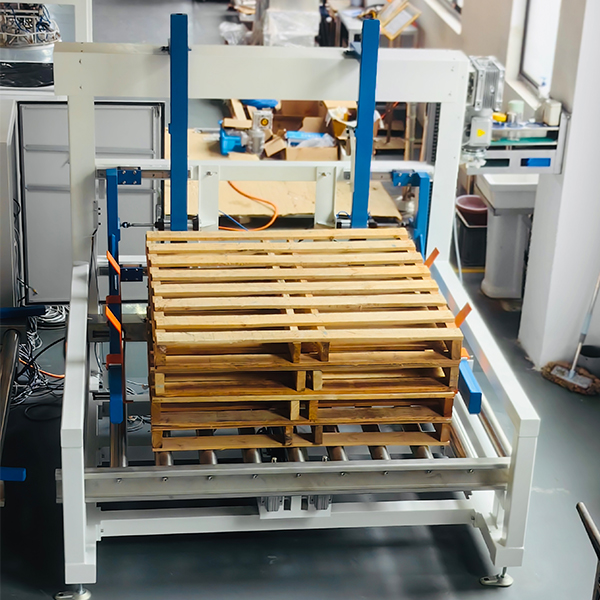 Шпалоподбойщик обеспечивает автоматизированную подачу паллет на складских и упаковочных линиях