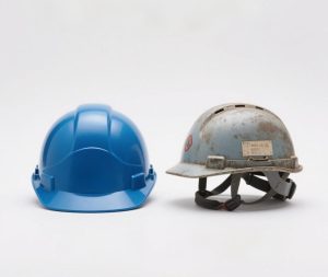 jimeng-2025-05-23-576-新旧安全帽对比（突出使用期限的重要性）；正确佩戴 vs 错误佩戴图例（