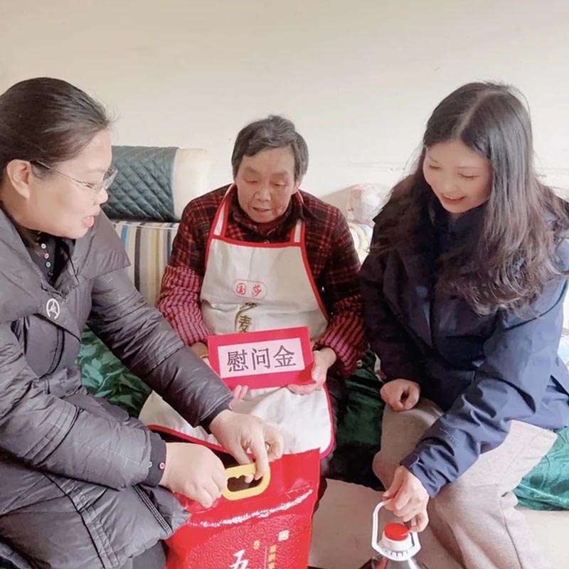 Реагируя на инициативу по заботе о сотрудниках — профсоюз ООО «Сычуань Сюньчи Пауэр Партс» оказывает помощь трудоустроенным в трудностях