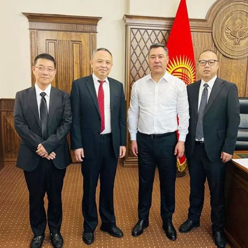 Президент Кыргызстана Жапаров встретился с председателем Huaxi Energy Ли Жэньчао