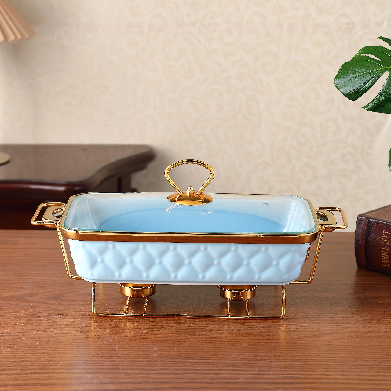 Термоизолированная разноцветная керамическая кастрюля с крышкой, железным каркасом и двойными ручками.