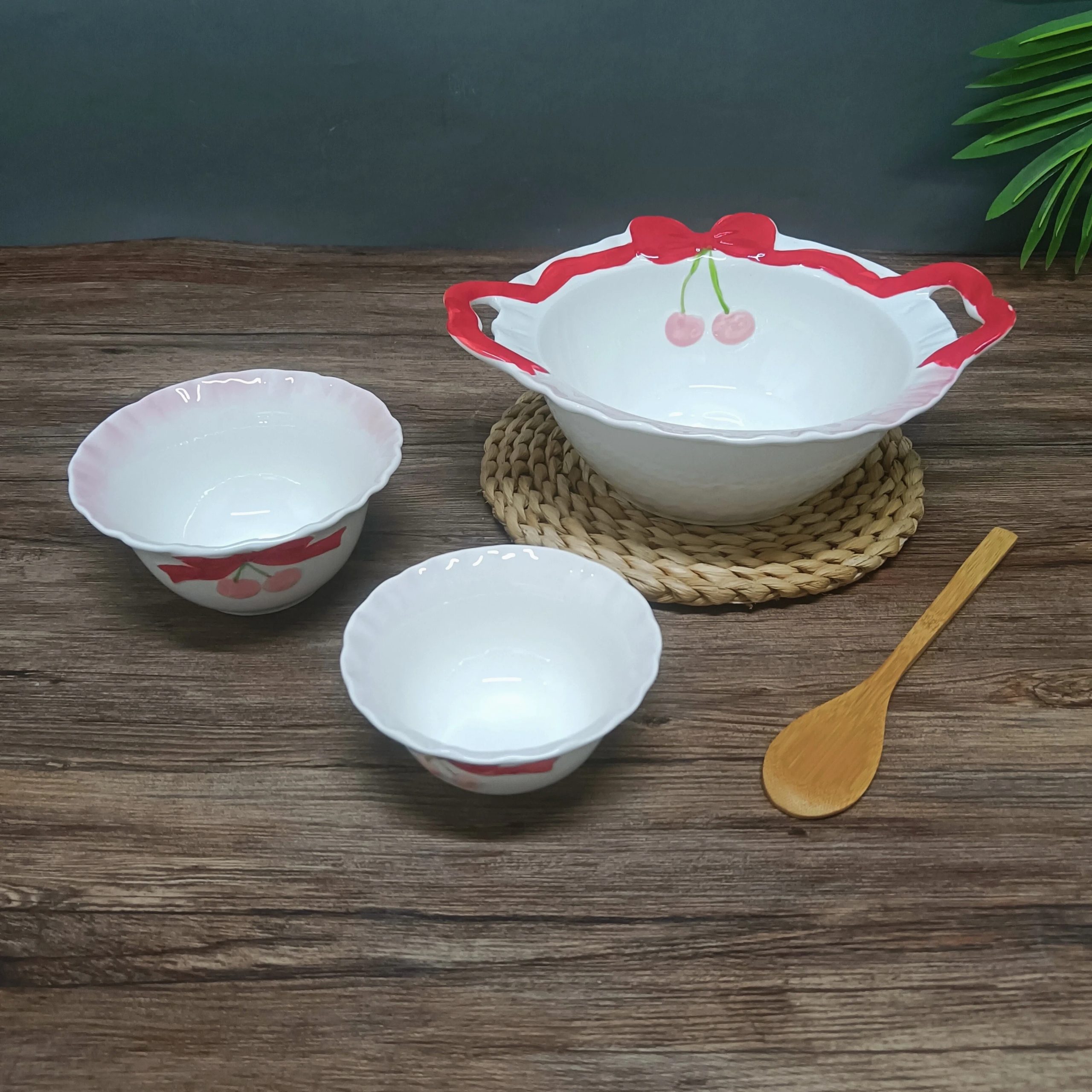 Оптовая продажа керамической посуды серии French Cherry Bow с 3D-рельефом.