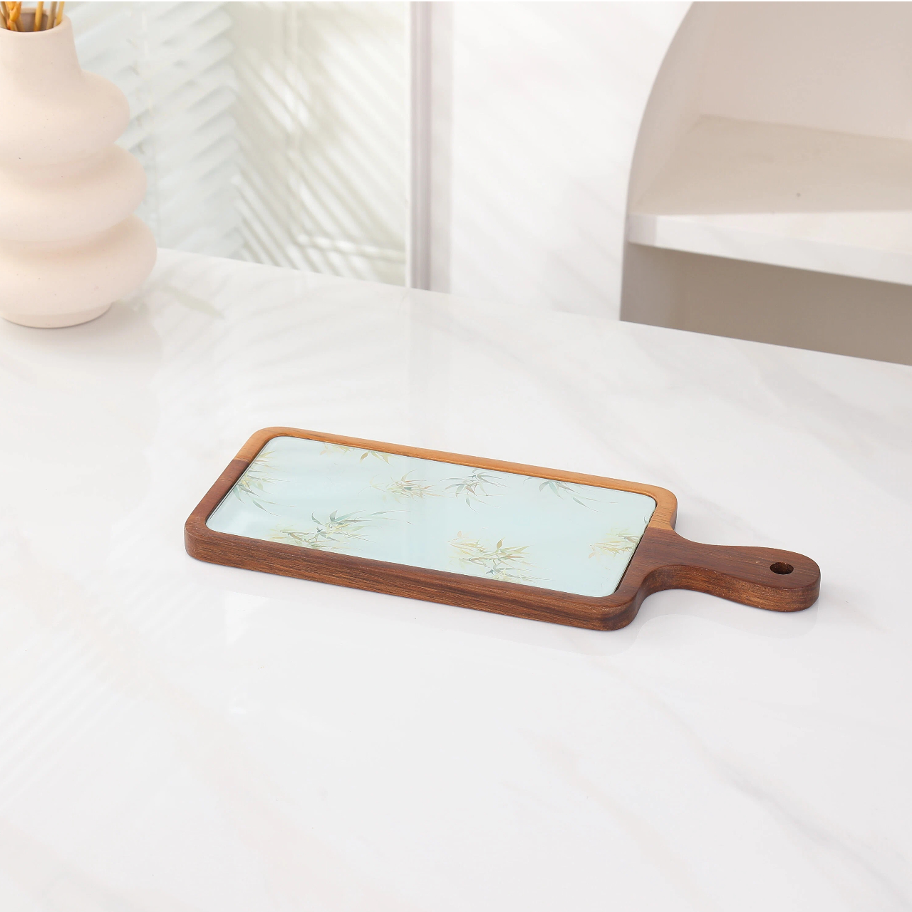 Экологичный каркас из бамбука и дерева в сочетании с керамическим подносом и термостойким защитным ковриком