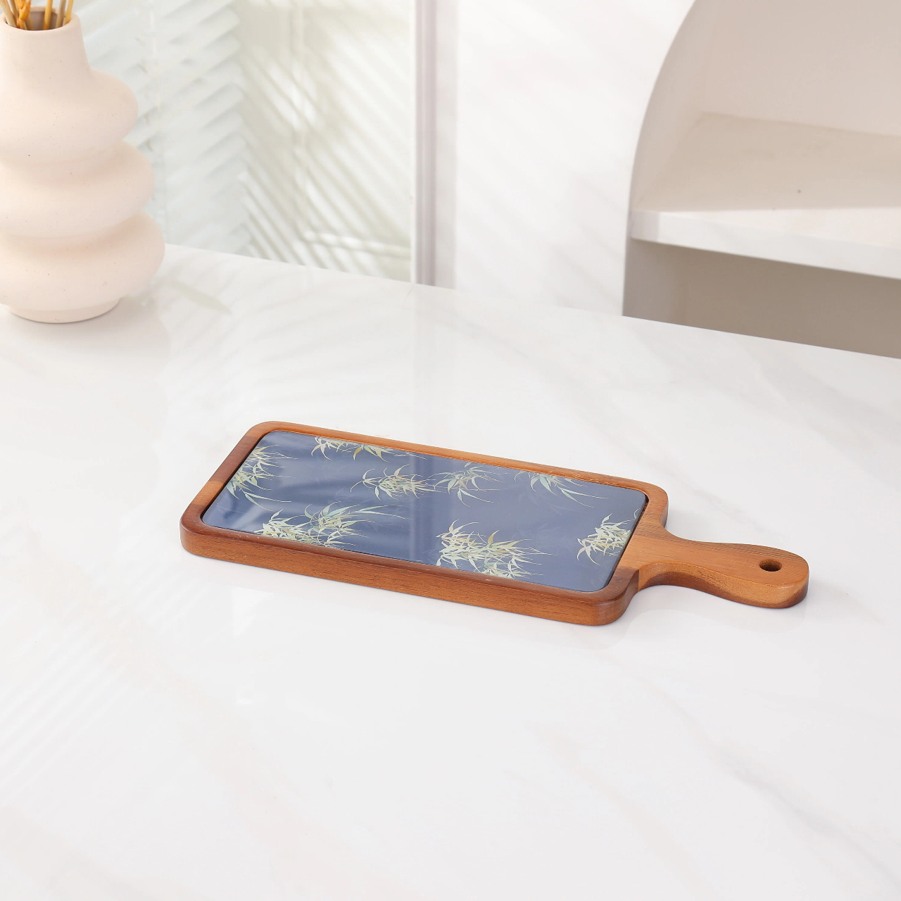 Экологичный каркас из бамбука и дерева в сочетании с керамическим подносом и термостойким защитным ковриком