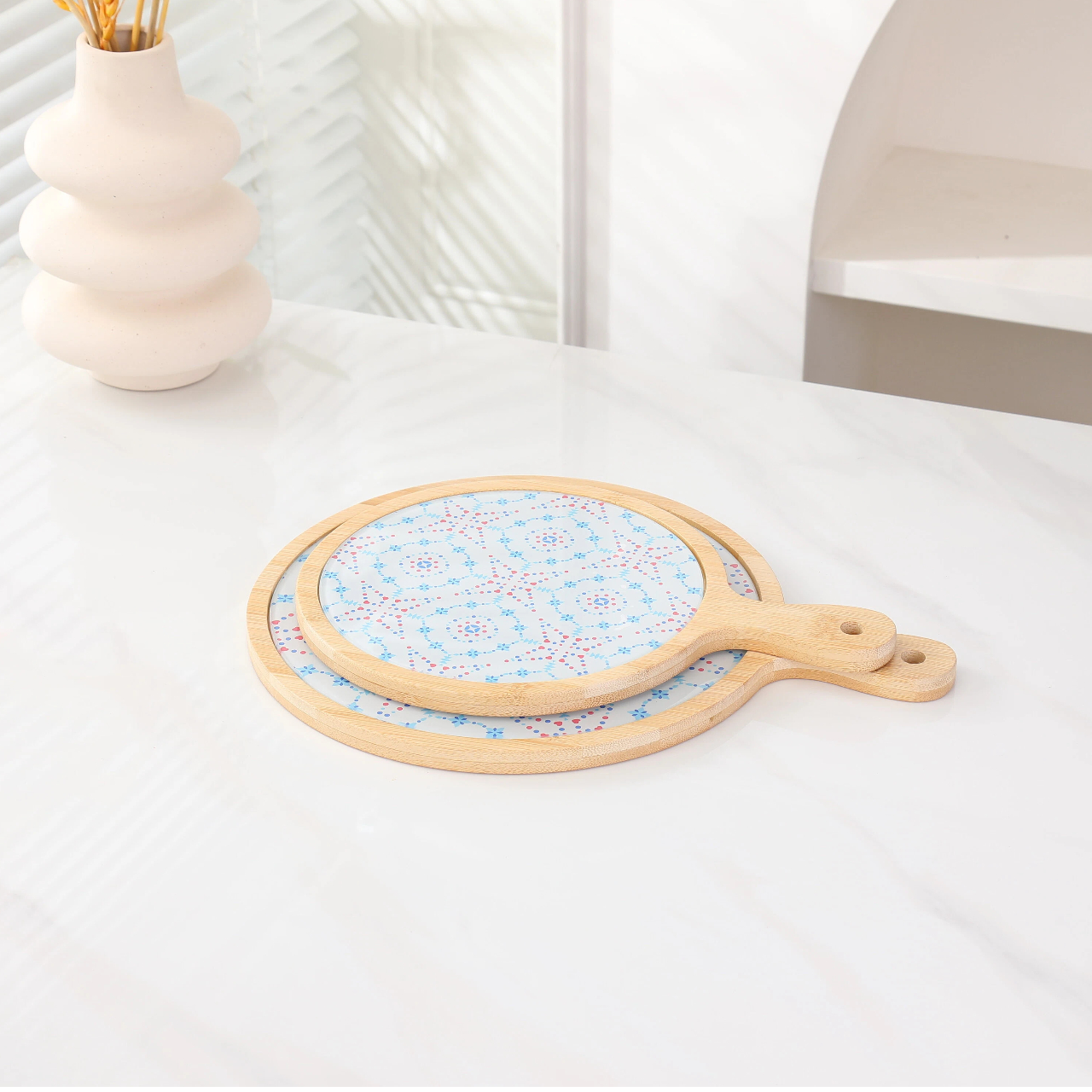 Экологичный каркас из бамбука и дерева в сочетании с керамическим подносом и термостойким защитным ковриком