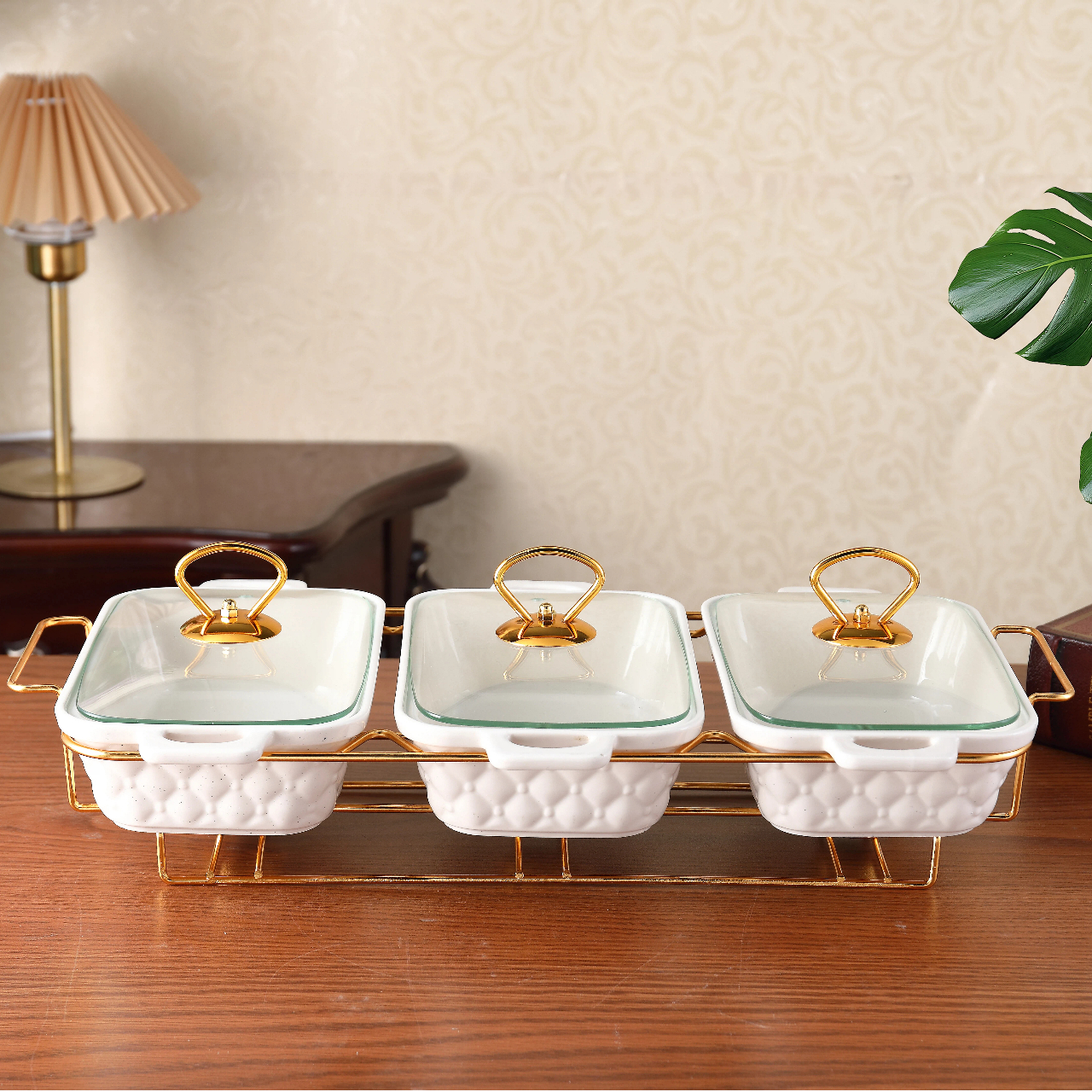 Термоизолированная разноцветная керамическая кастрюля с крышкой, железным каркасом и двойными ручками.