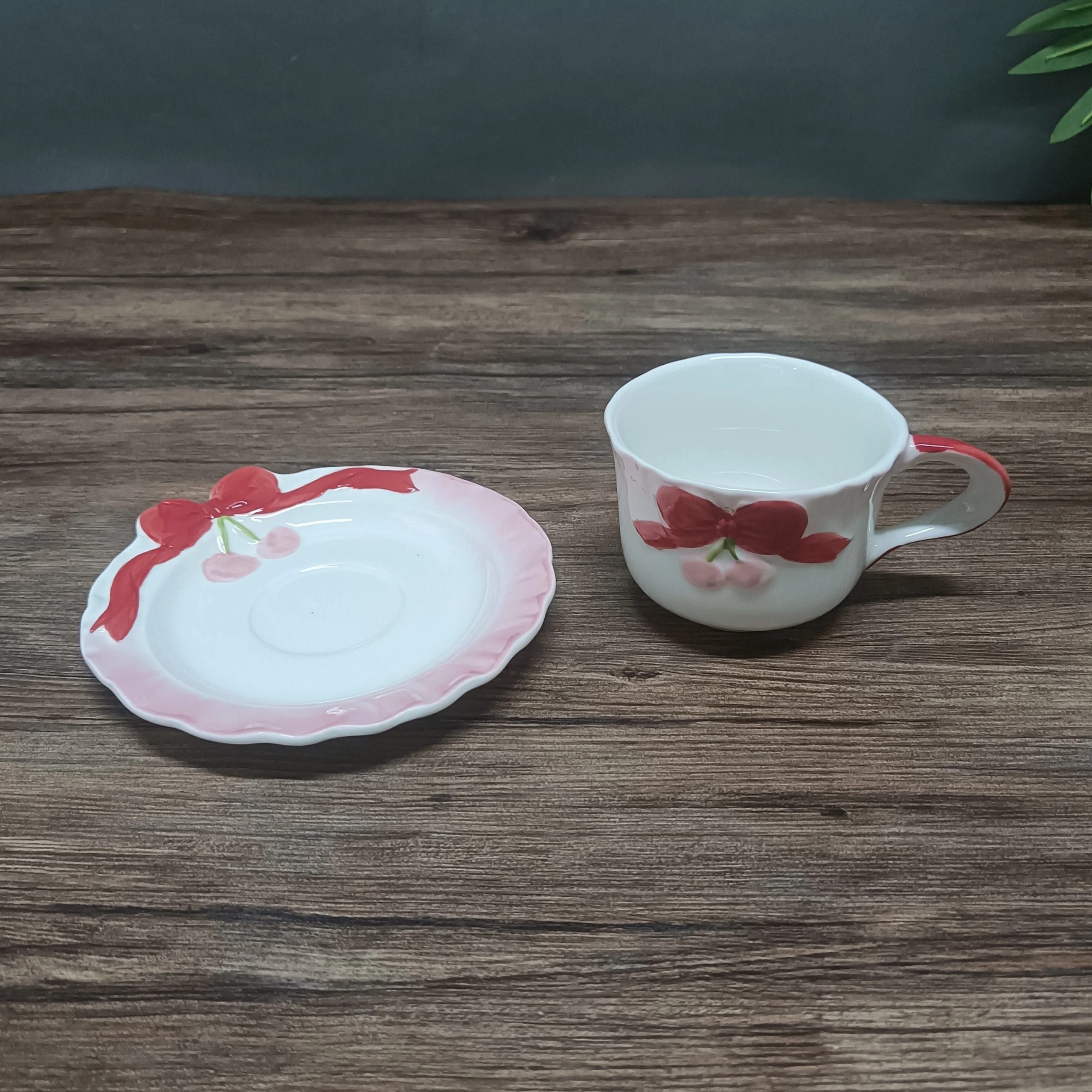 Оптовая продажа керамической посуды серии French Cherry Bow с 3D-рельефом.