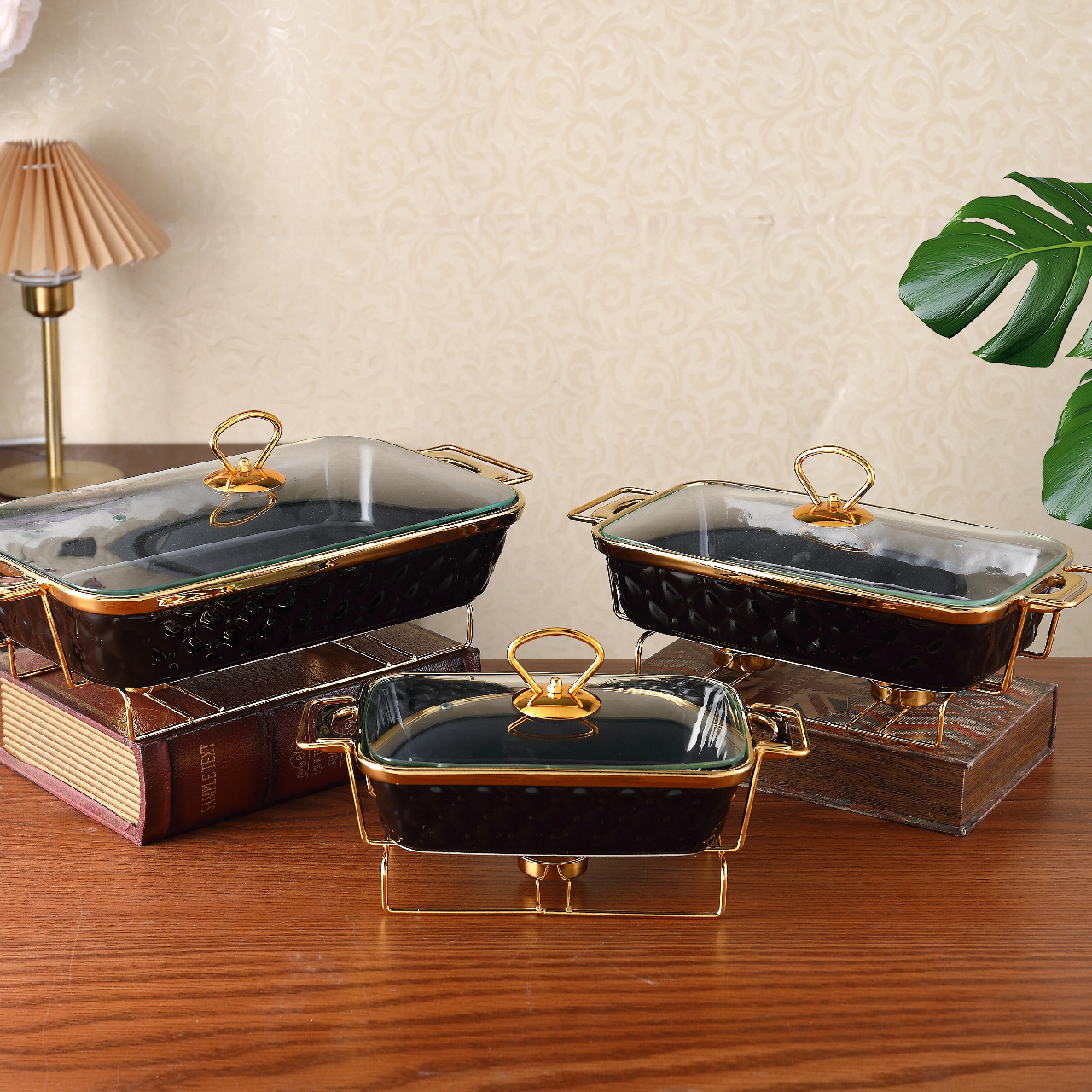 Термоизолированная разноцветная керамическая кастрюля с крышкой, железным каркасом и двойными ручками.