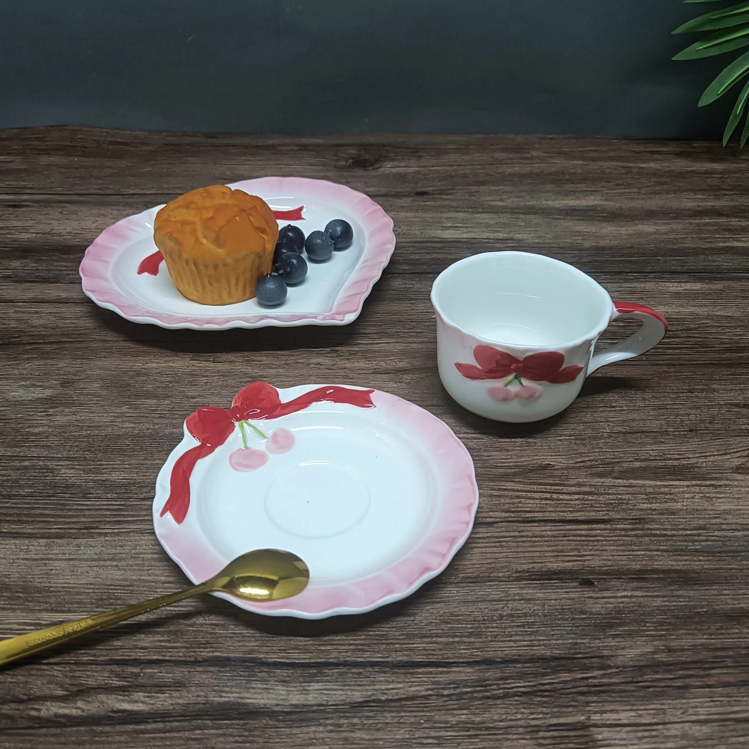 Оптовая продажа керамической посуды серии French Cherry Bow с 3D-рельефом.