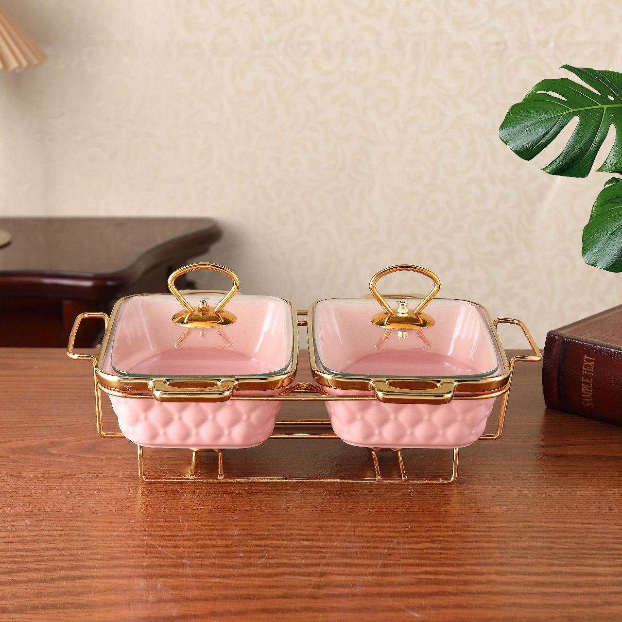 Термоизолированная разноцветная керамическая кастрюля с крышкой, железным каркасом и двойными ручками.