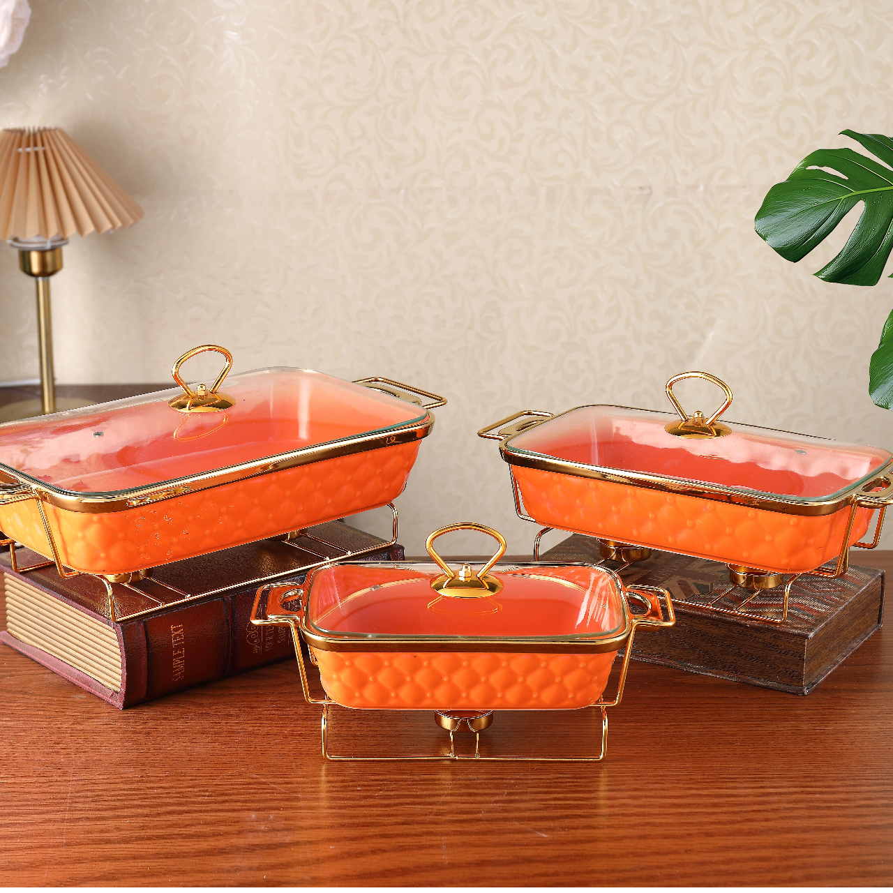 Термоизолированная разноцветная керамическая кастрюля с крышкой, железным каркасом и двойными ручками.