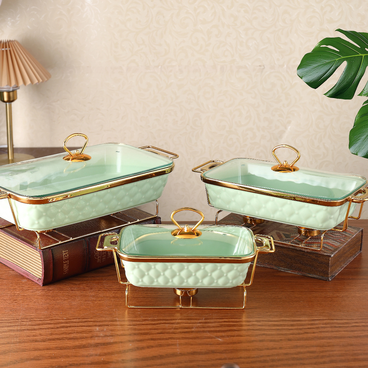 Термоизолированная разноцветная керамическая кастрюля с крышкой, железным каркасом и двойными ручками.