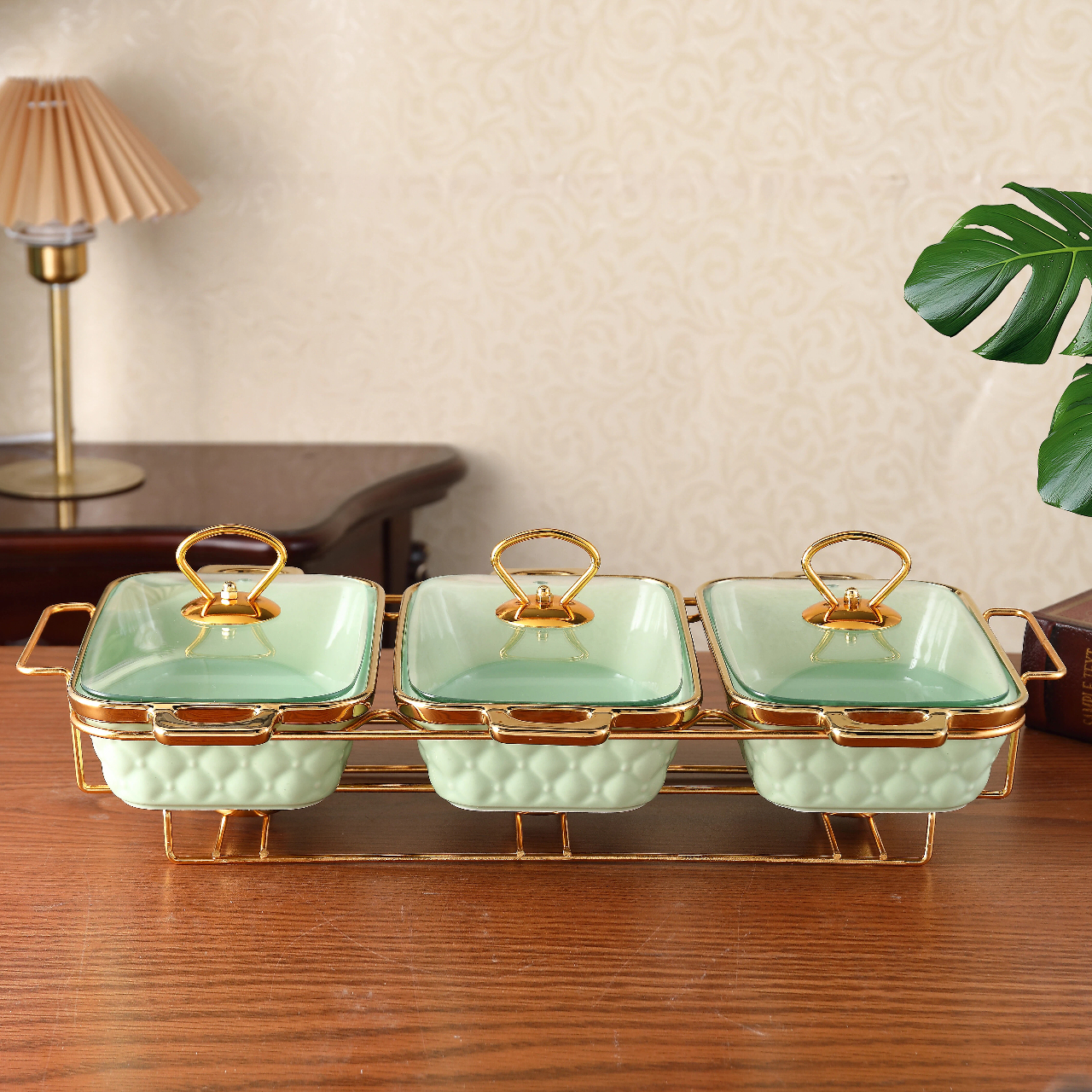 Термоизолированная разноцветная керамическая кастрюля с крышкой, железным каркасом и двойными ручками.