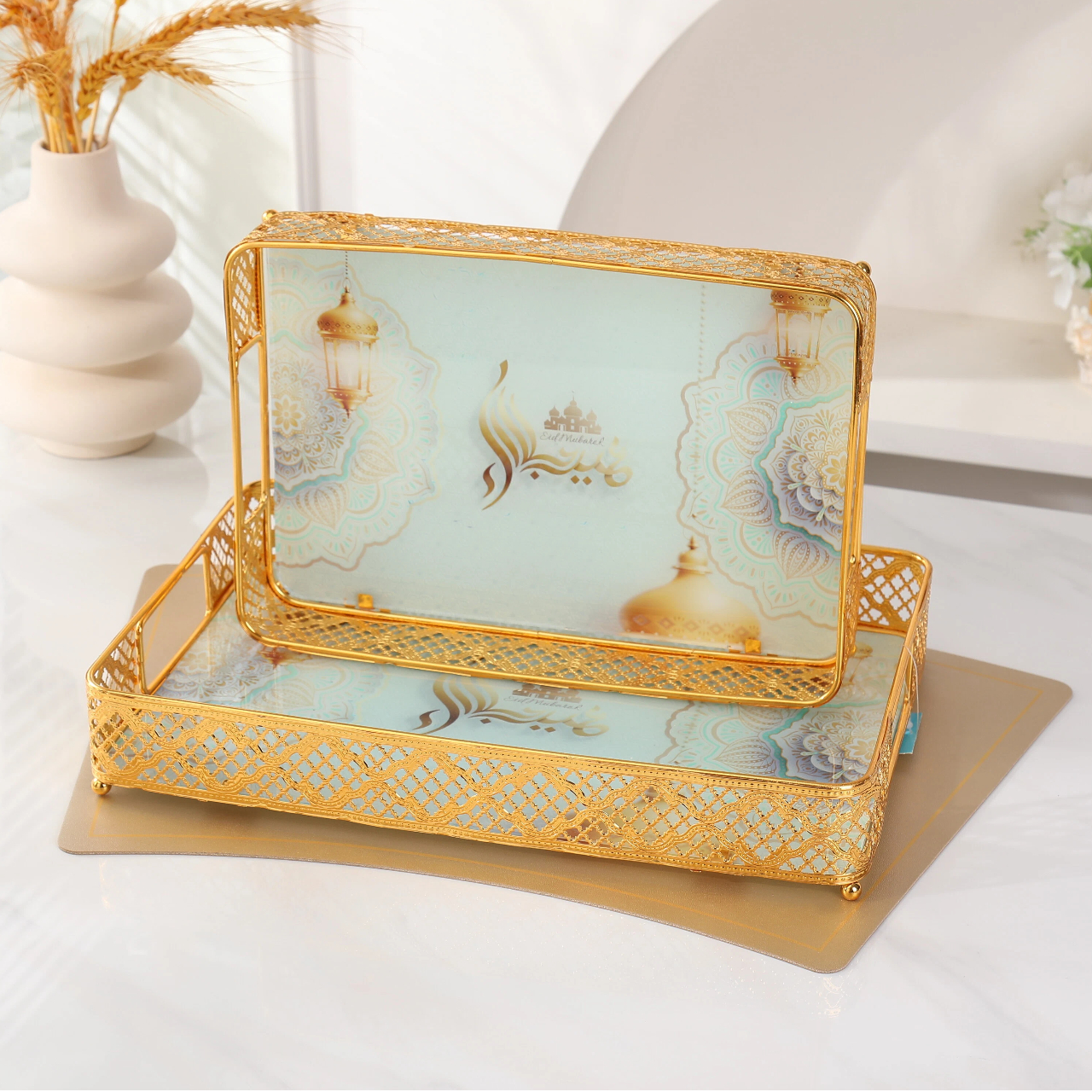 Полый железный поднос для хранения изысканной фруктовой тарелки в ближневосточном стиле.