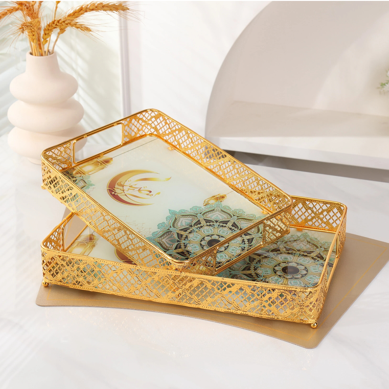 Полый железный поднос для хранения изысканной фруктовой тарелки в ближневосточном стиле.