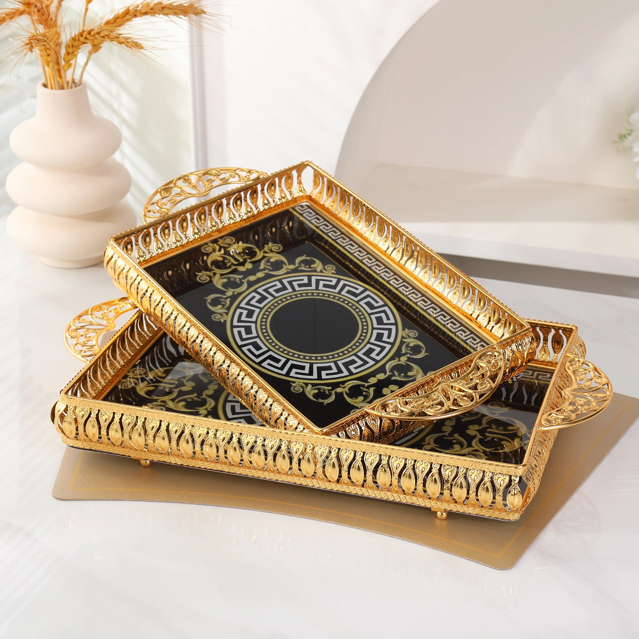 Полый железный поднос для хранения изысканной фруктовой тарелки в ближневосточном стиле.