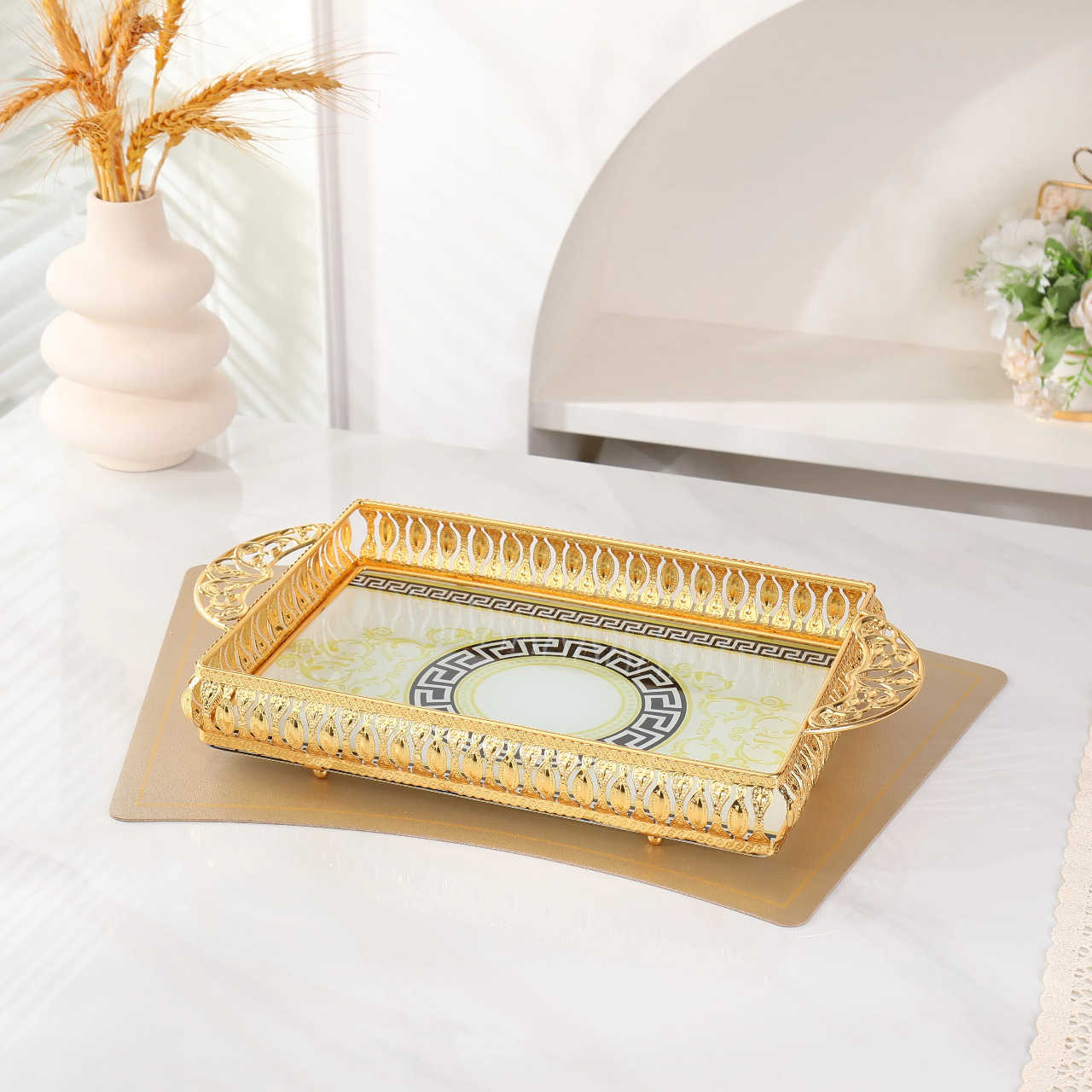 Полый железный поднос для хранения изысканной фруктовой тарелки в ближневосточном стиле.