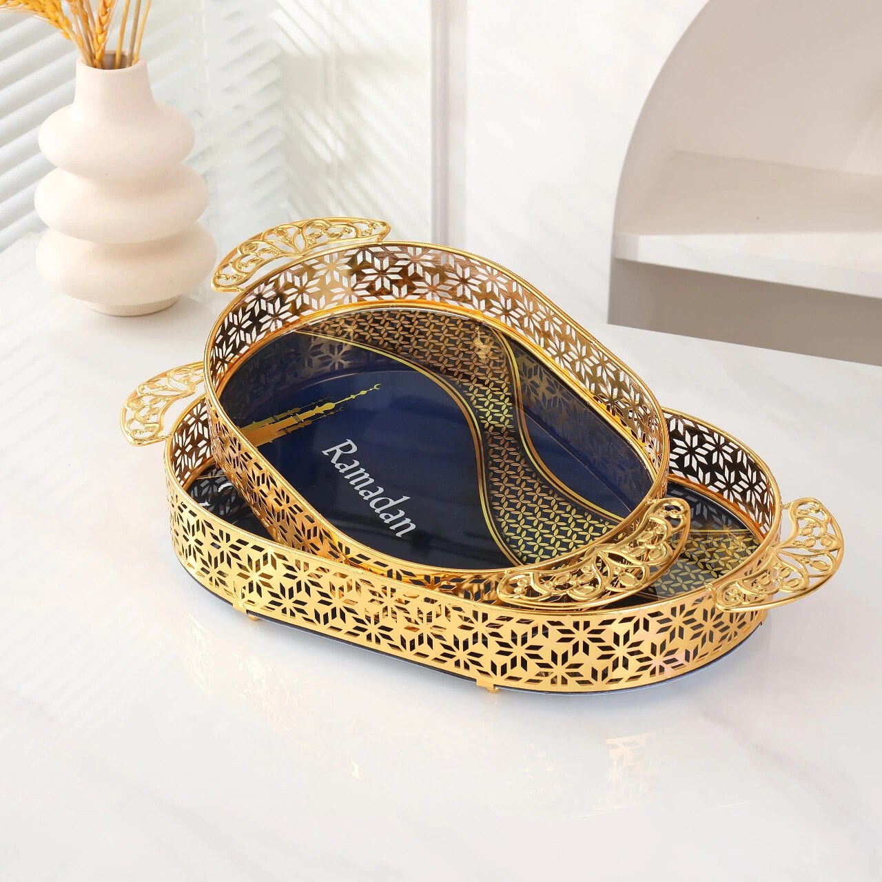 Полый железный поднос для хранения изысканной фруктовой тарелки в ближневосточном стиле.