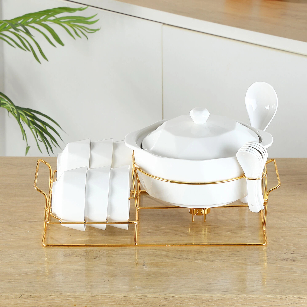 Набор керамических мисок и горшков с железными подставками, большой вместимости и местом для хранения посуды.