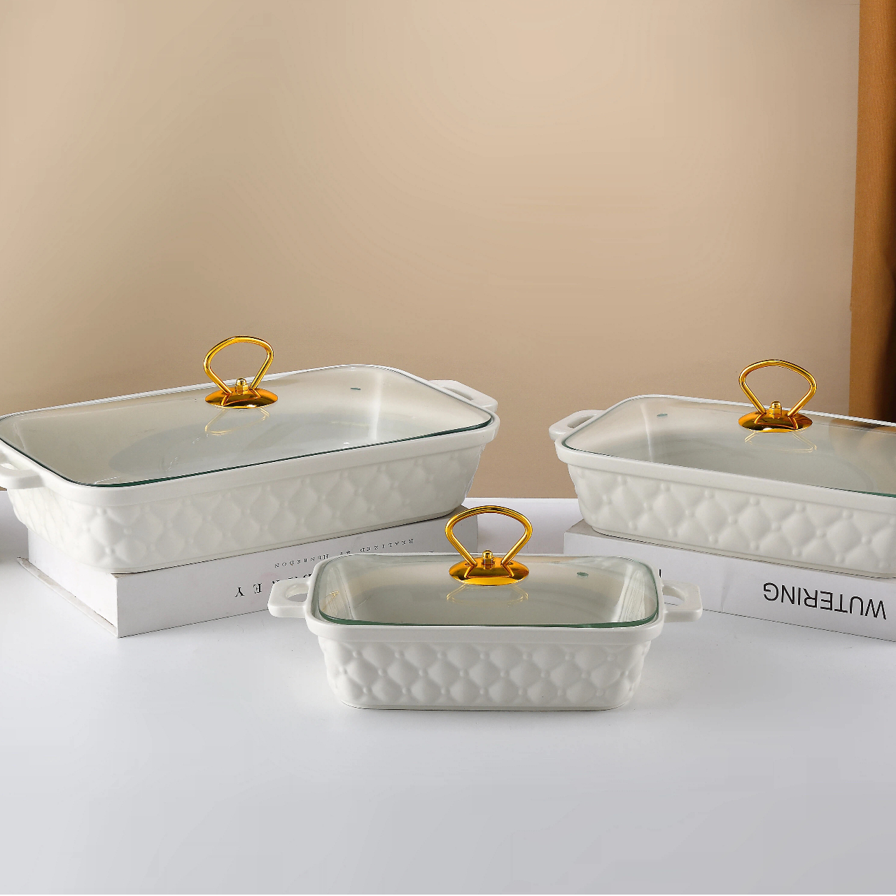 Новая минималистичная форма для выпечки в чисто белом цвете с рельефным рисунком, подходящая для всей семьи.