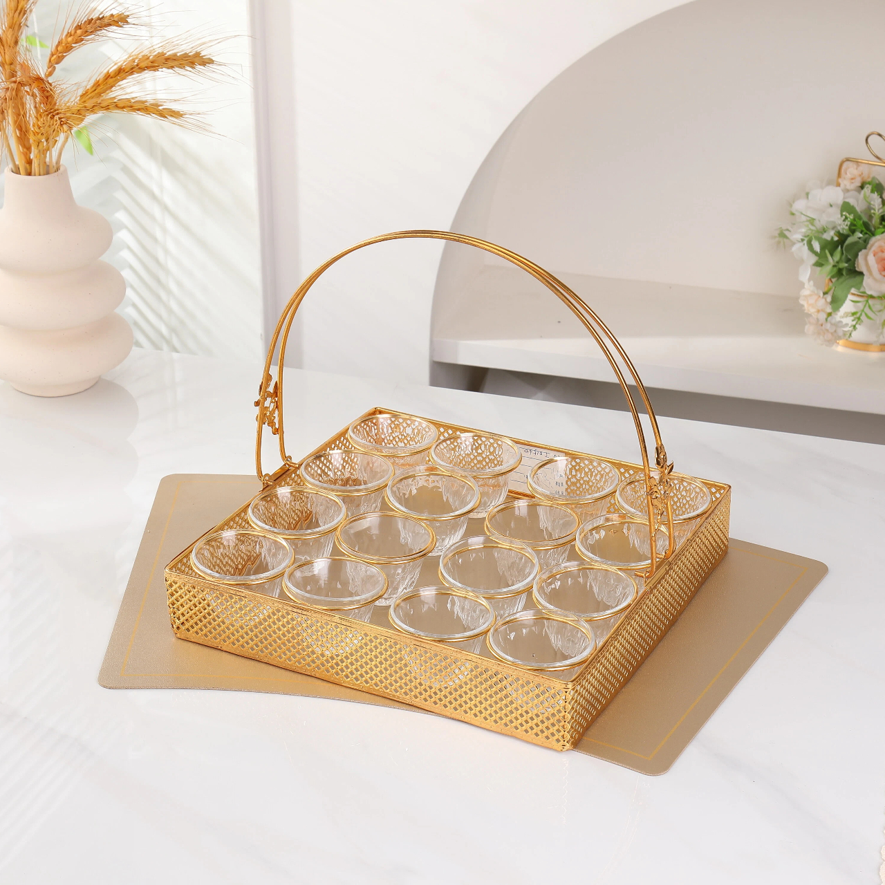 Роскошный и изысканный набор из кованой корзины и стеклянных кофейных чашек