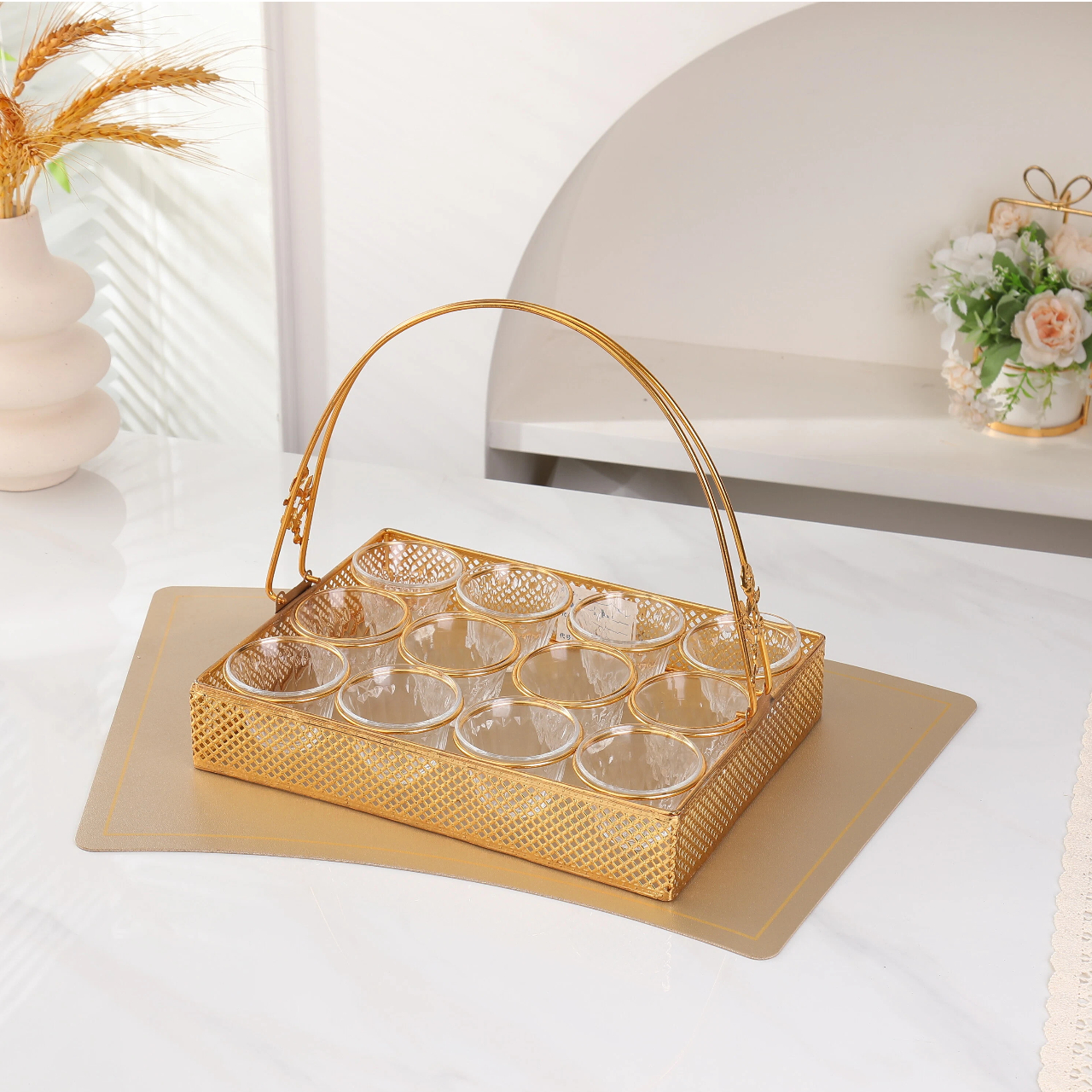 Роскошный и изысканный набор из кованой корзины и стеклянных кофейных чашек