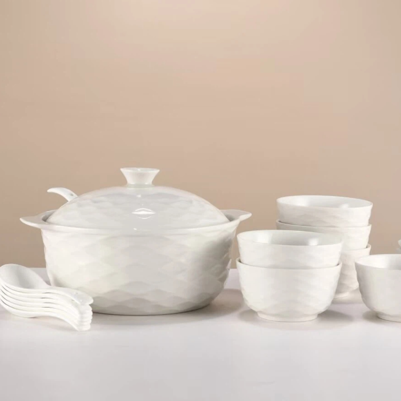 Большой семейный набор белых фарфоровых суповых кастрюль для вечеринок и приготовления пищи.