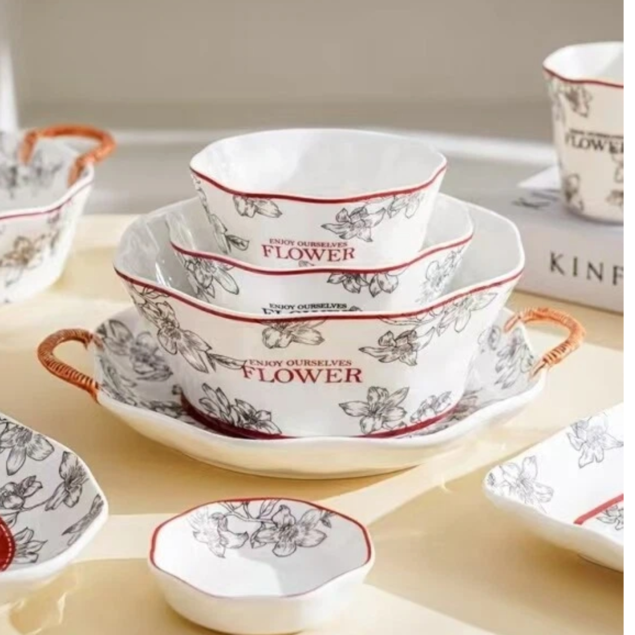 Высококачественный набор винтажной посуды с красным принтом