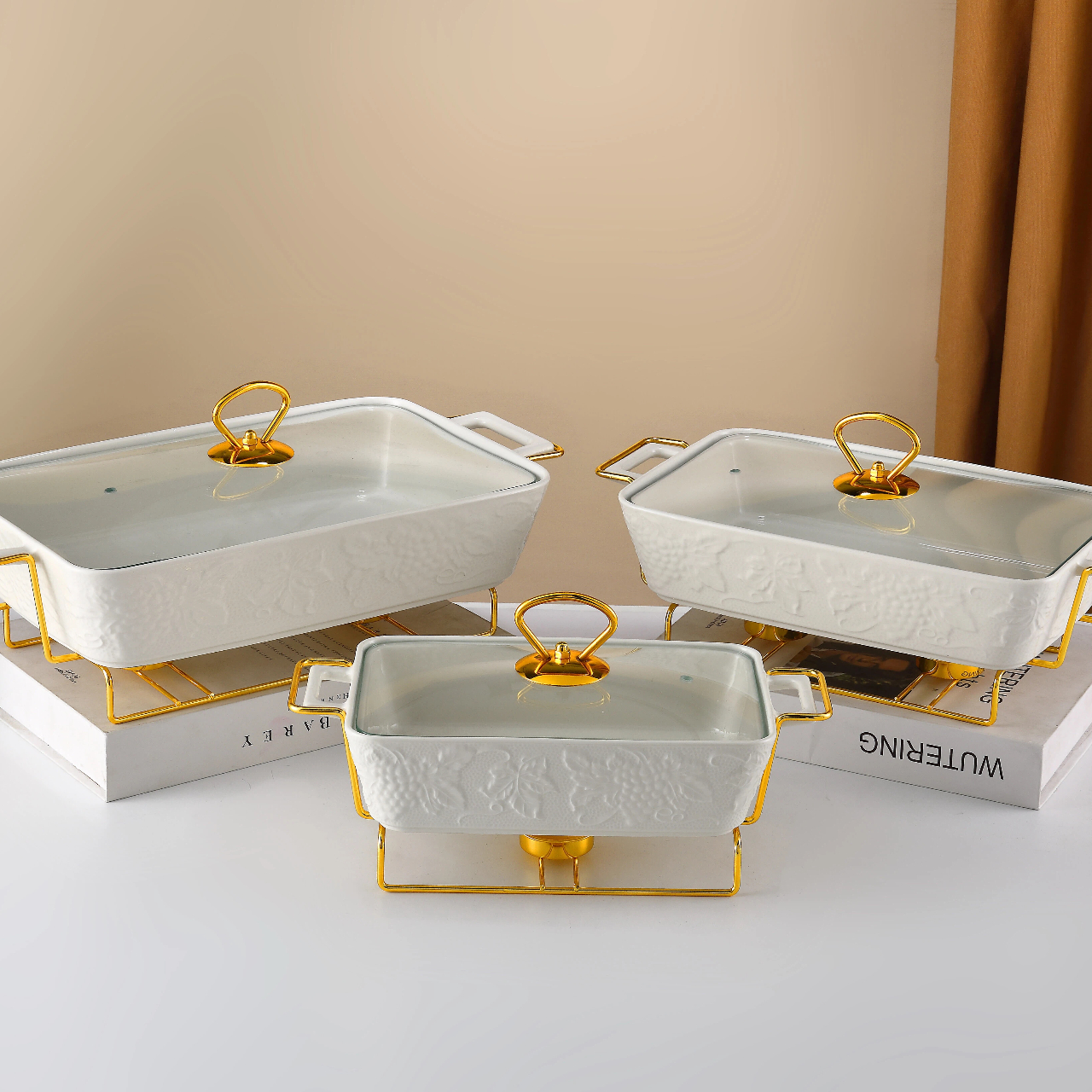 Новая минималистичная форма для выпечки в чисто белом цвете с рельефным рисунком, подходящая для всей семьи.