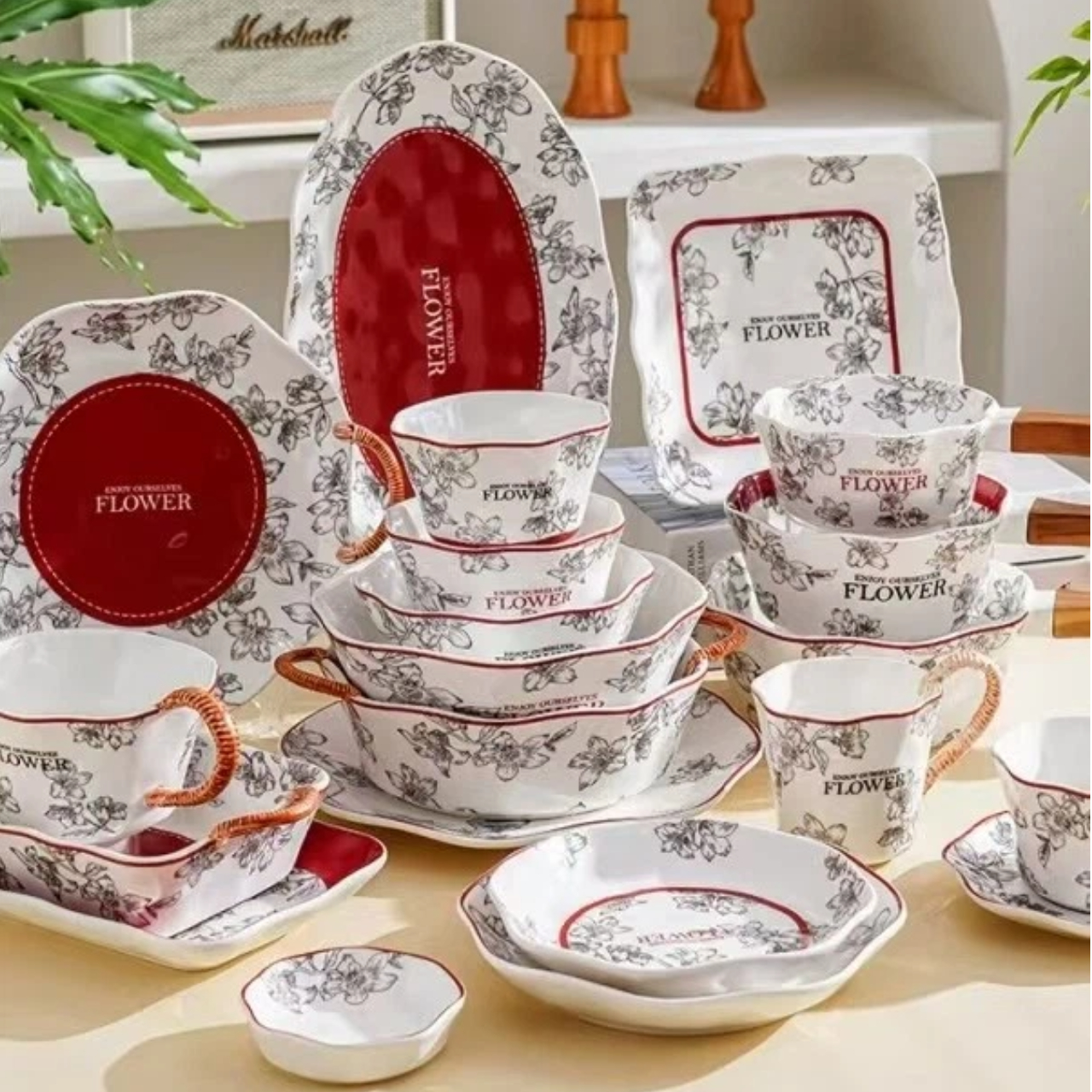 Высококачественный набор винтажной посуды с красным принтом