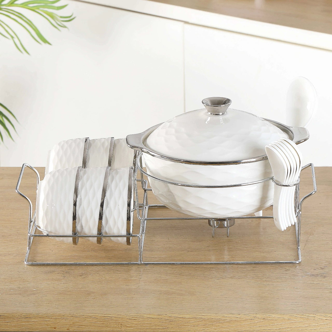 Набор керамических мисок и горшков с железными подставками, большой вместимости и местом для хранения посуды.