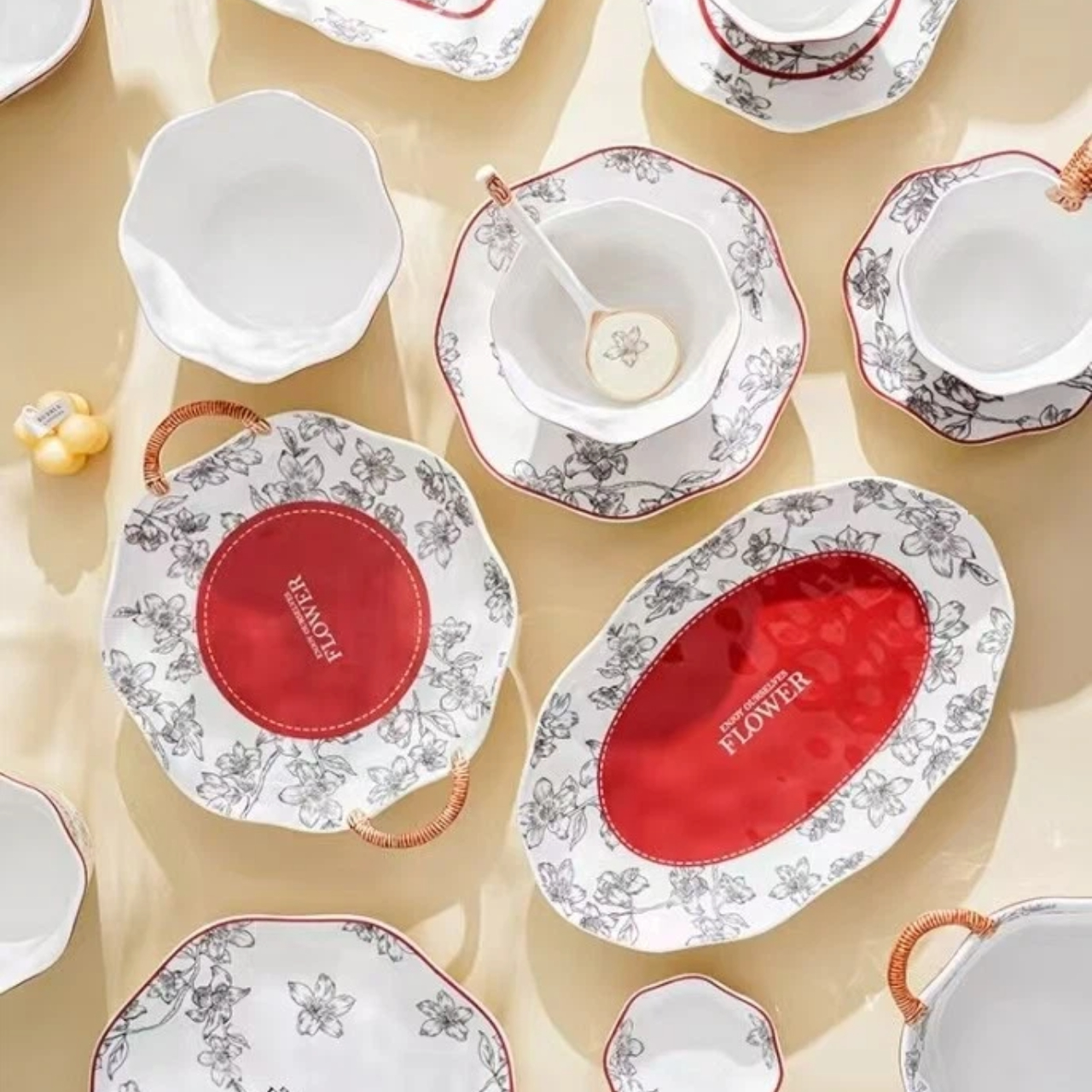 Высококачественный набор винтажной посуды с красным принтом