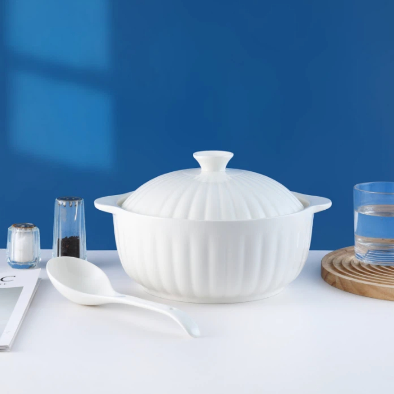 В набор с объемной текстурой входят суповая кастрюля с крышкой и двумя ручками, а также соответствующие миски и ложки.