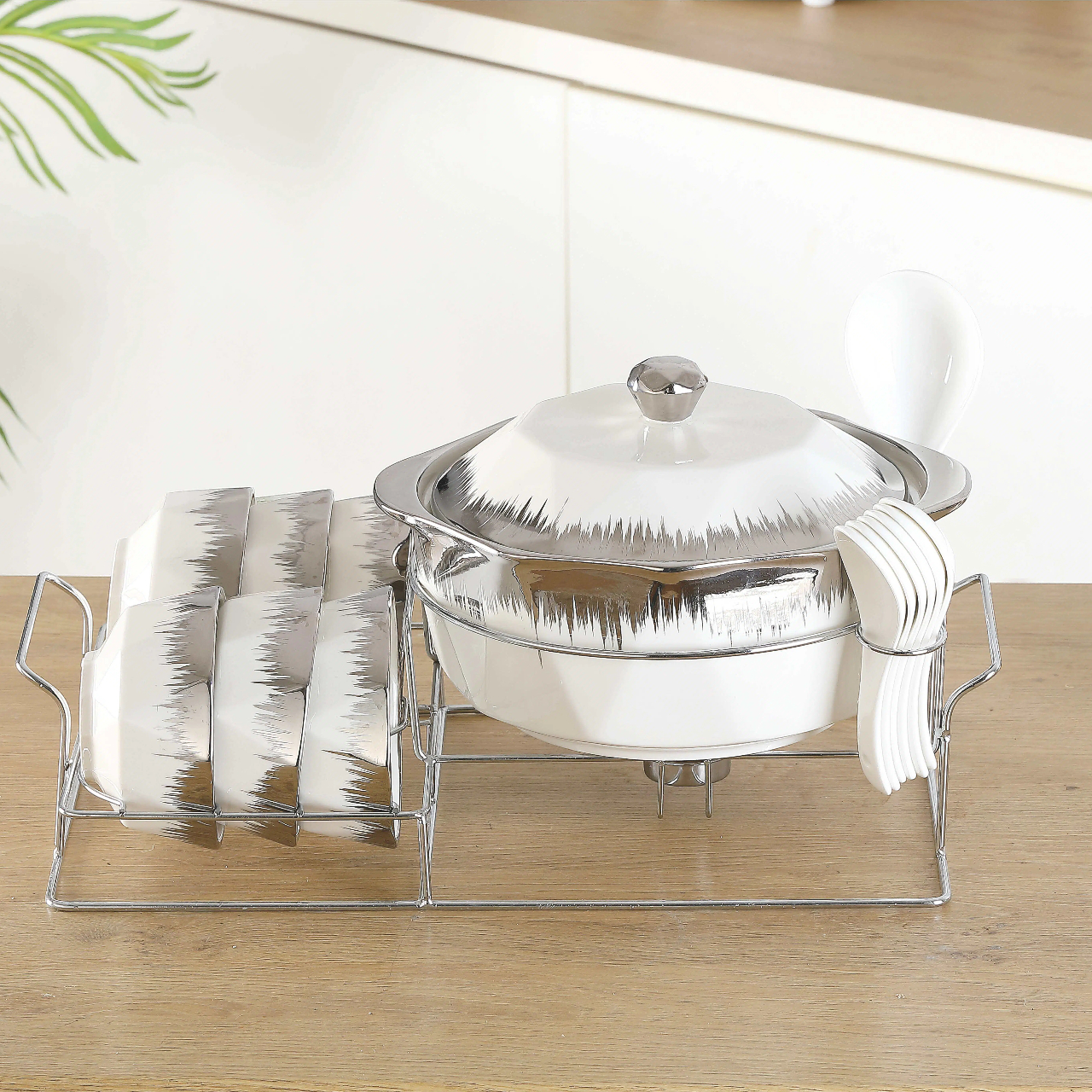 Набор керамических мисок и горшков с железными подставками, большой вместимости и местом для хранения посуды.