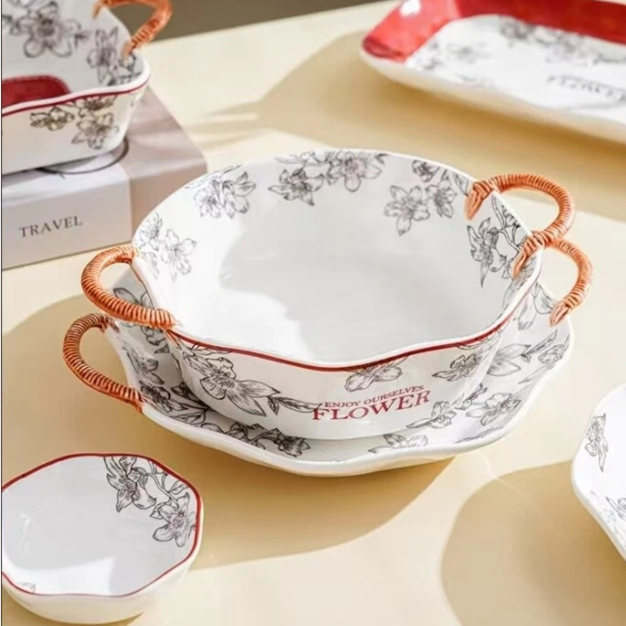 Высококачественный набор винтажной посуды с красным принтом