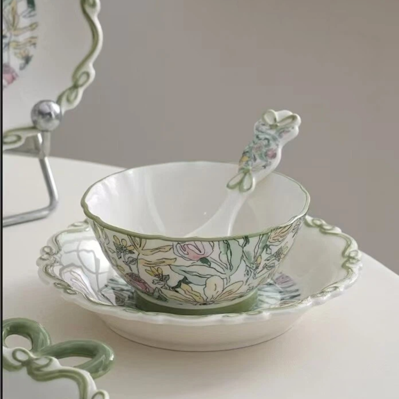 Семейный набор столовых приборов в стиле ретро-кантри, узор из свежих зеленых цветов