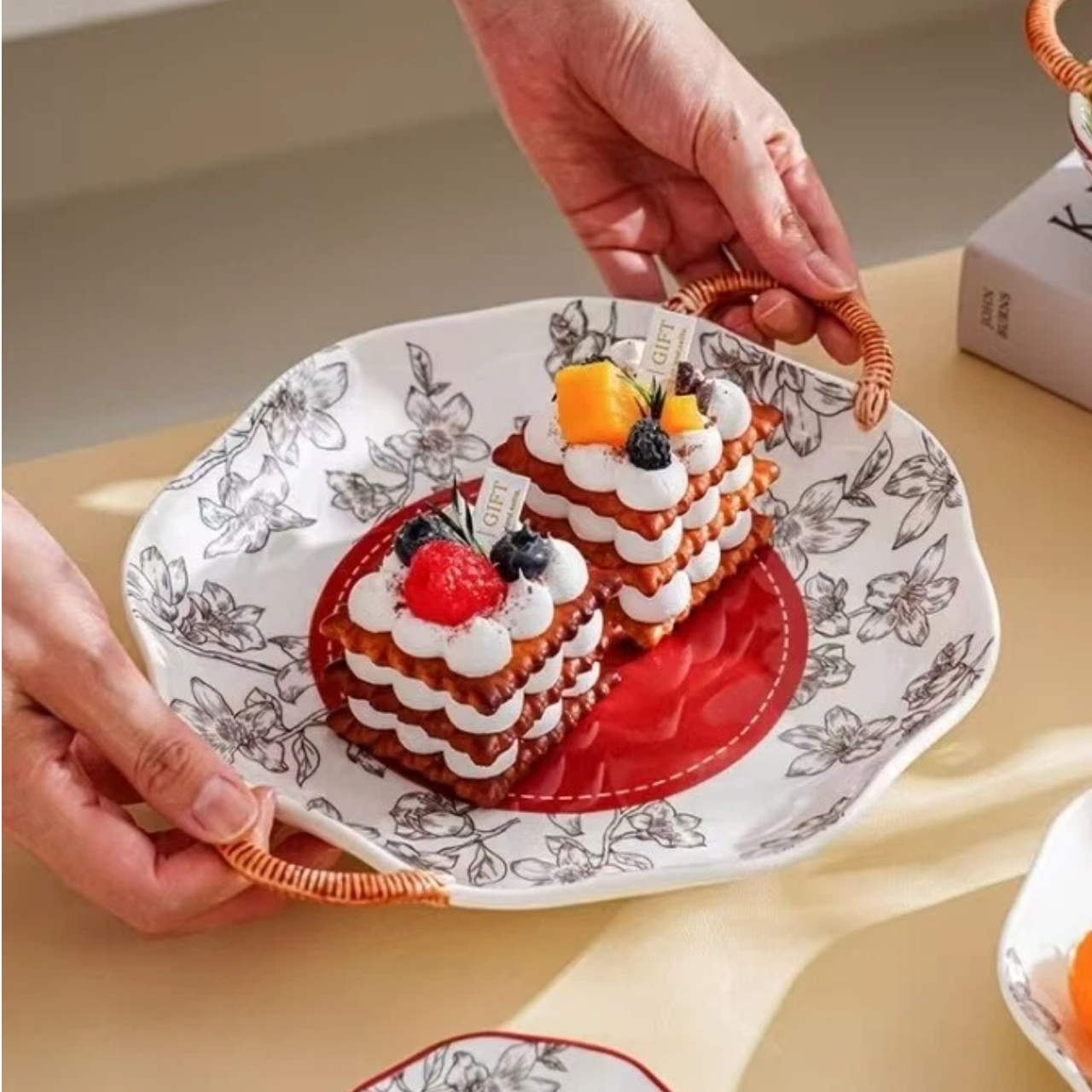 Высококачественный набор винтажной посуды с красным принтом