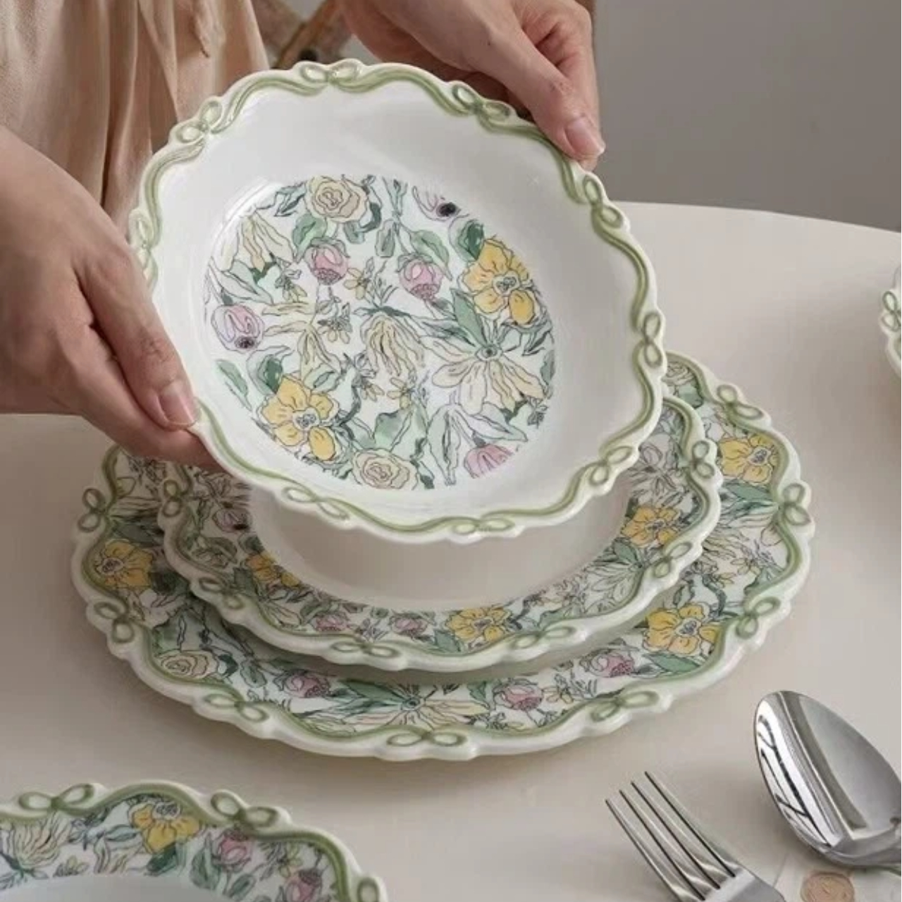 Семейный набор столовых приборов в стиле ретро-кантри, узор из свежих зеленых цветов