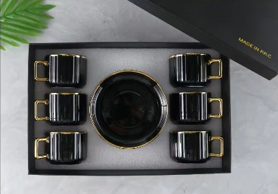 Набор черных кофейных чашек премиум-класса с золотой каймой и десертным блюдцем, идеально подходит для делового использования.