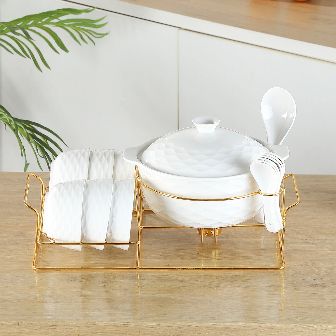 Набор керамических мисок и горшков с железными подставками, большой вместимости и местом для хранения посуды.