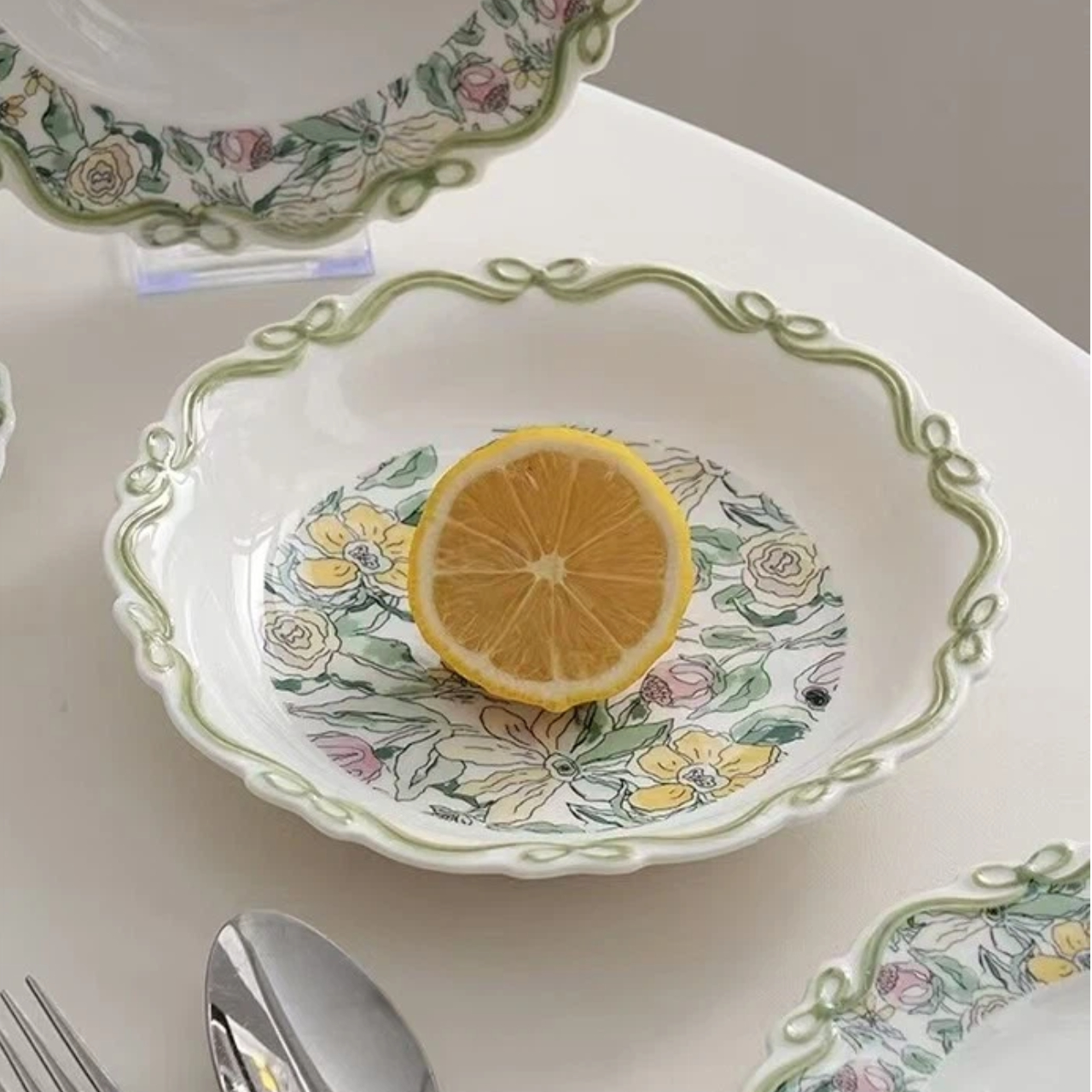 Семейный набор столовых приборов в стиле ретро-кантри, узор из свежих зеленых цветов