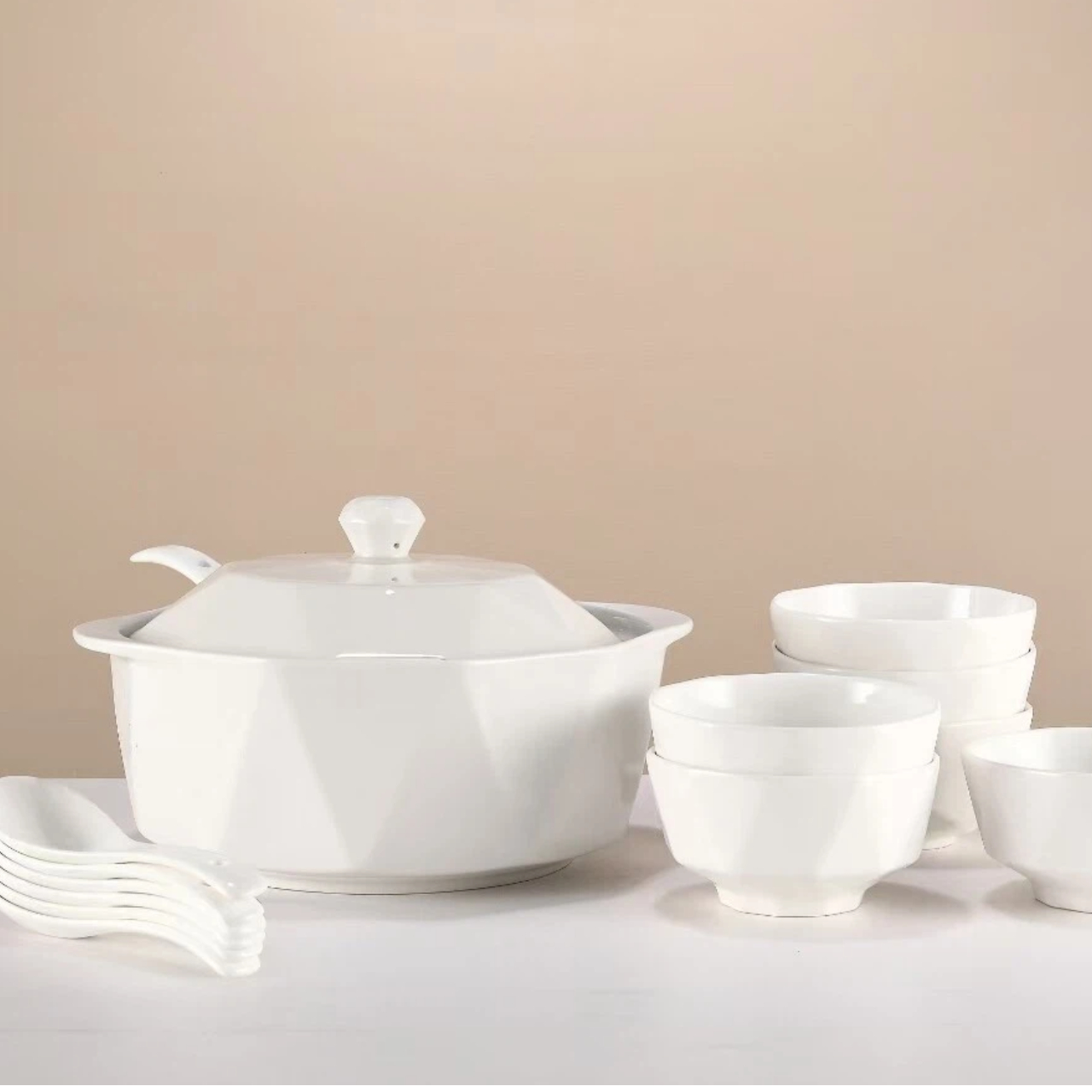 Большой семейный набор белых фарфоровых суповых кастрюль для вечеринок и приготовления пищи.