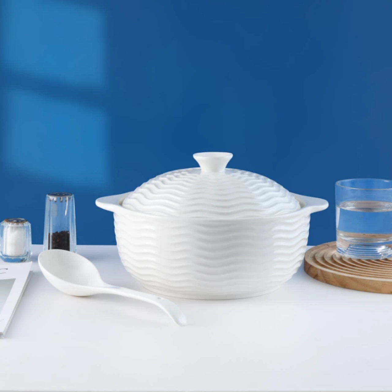 В набор с объемной текстурой входят суповая кастрюля с крышкой и двумя ручками, а также соответствующие миски и ложки.